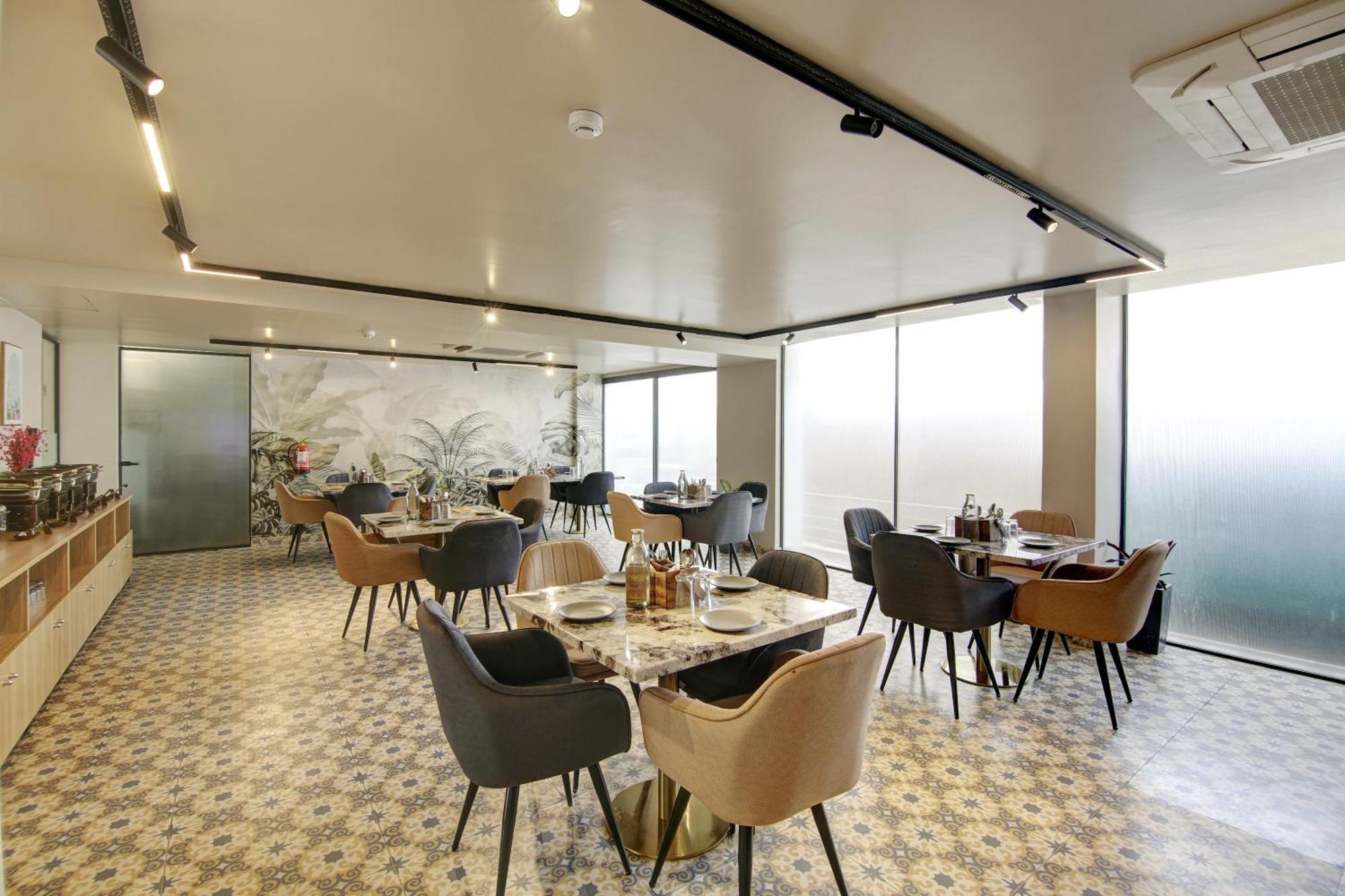 Saltstayz Premier - Near Golf Course Road & Sector 57 4*
