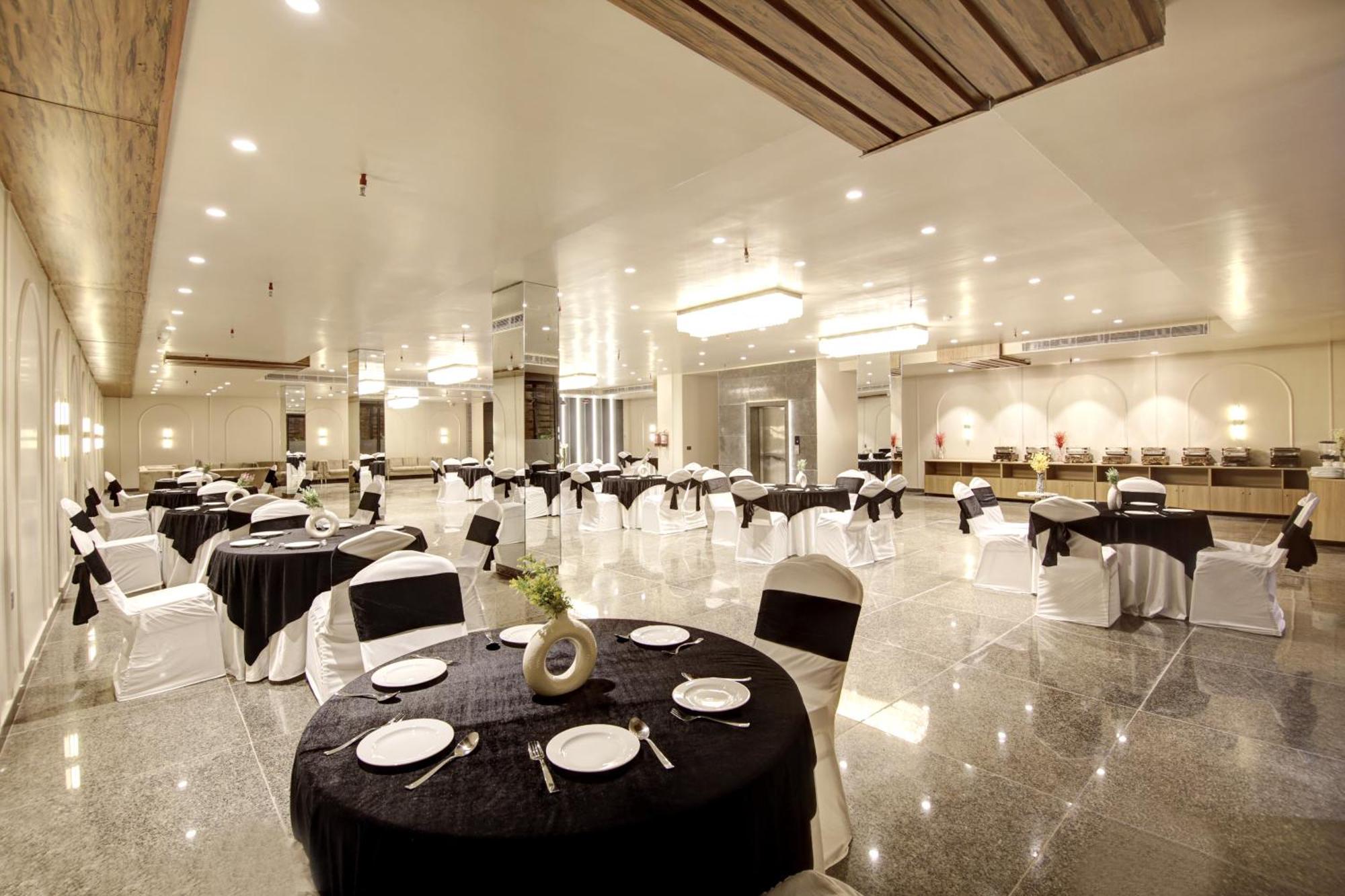 Saltstayz Premier - Near Golf Course Road & Sector 57 Hotel 4*
