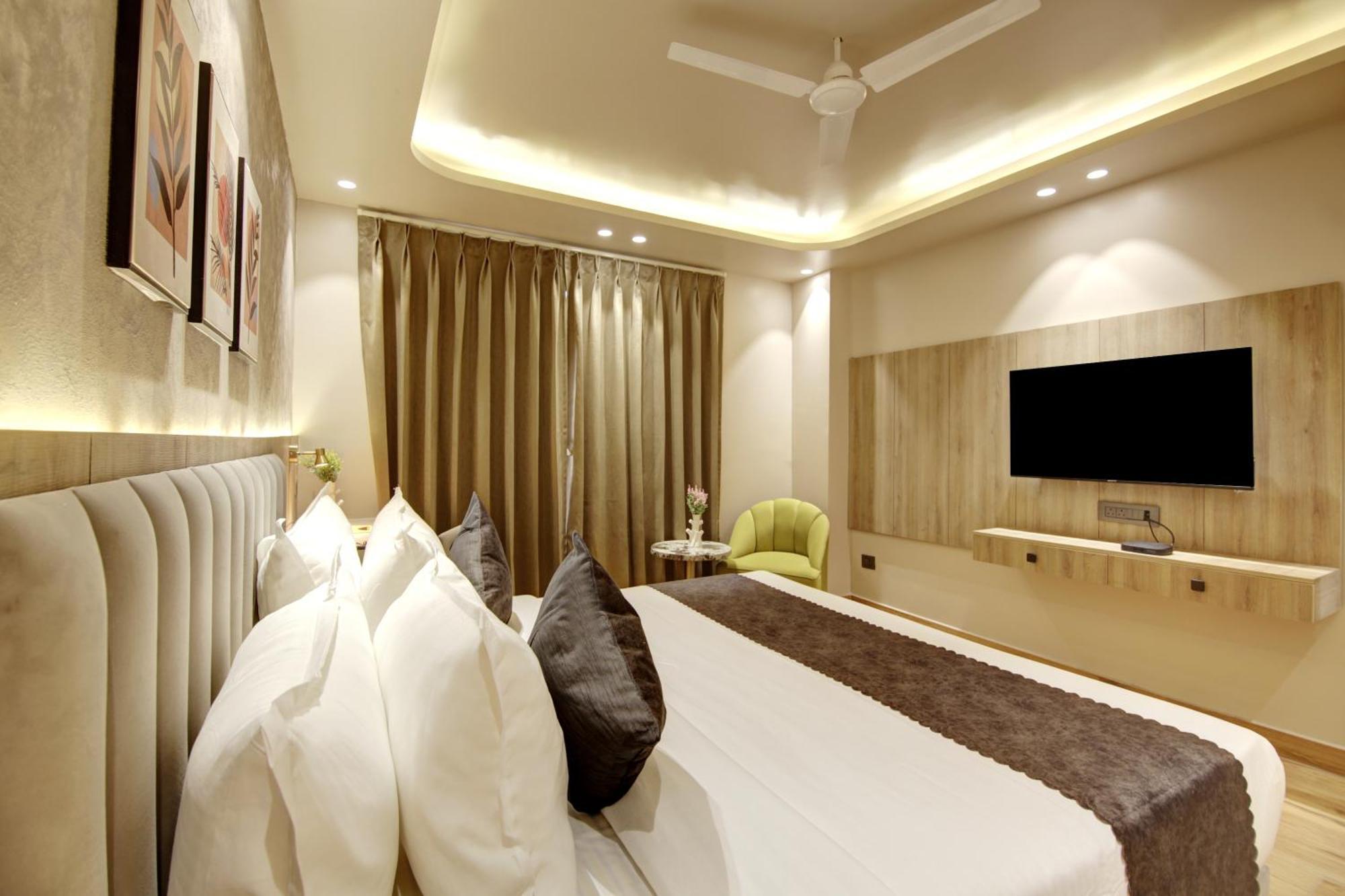 Saltstayz Premier - Near Golf Course Road & Sector 57 Hotel