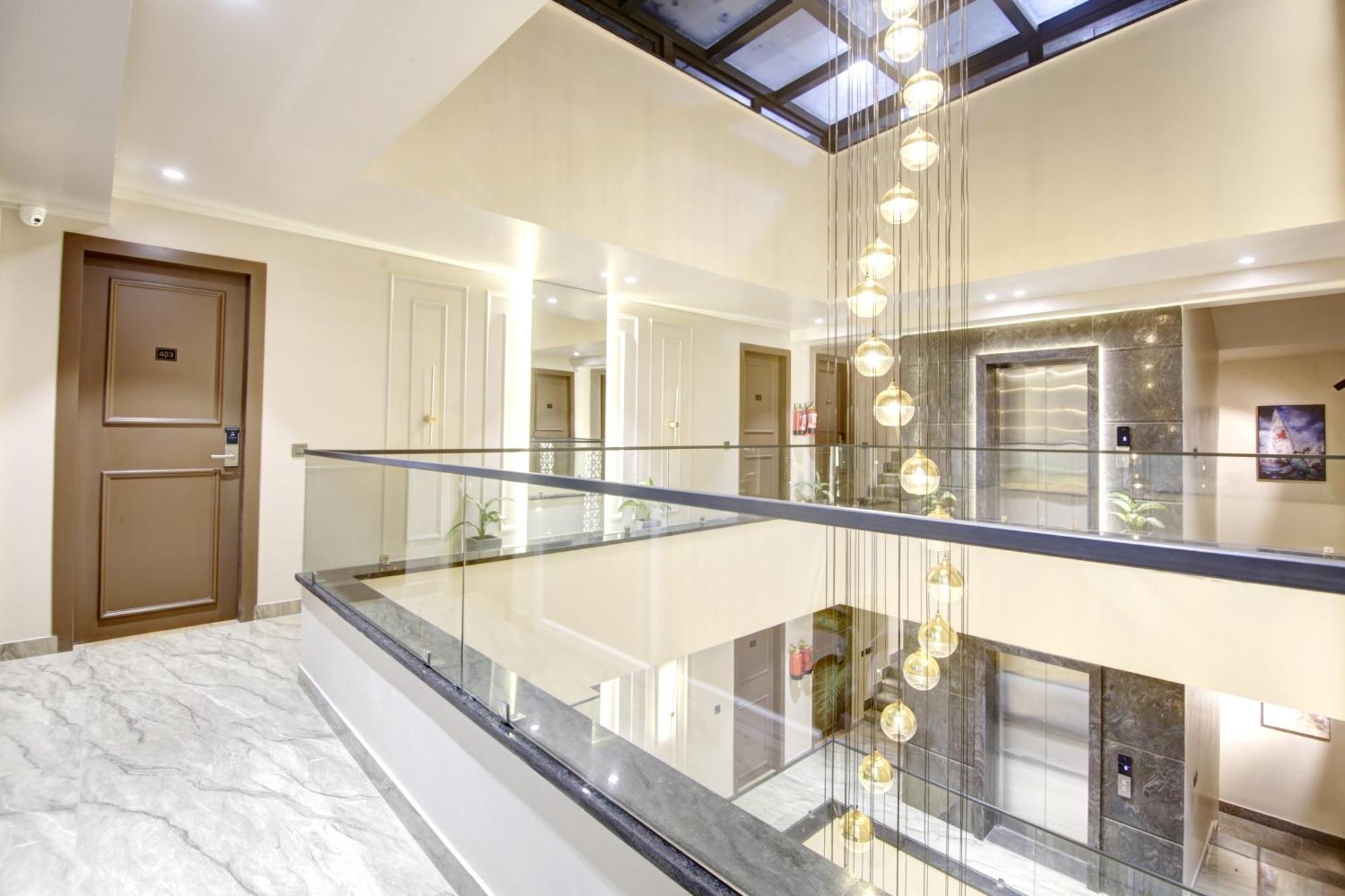 Saltstayz Premier - Near Golf Course Road & Sector 57