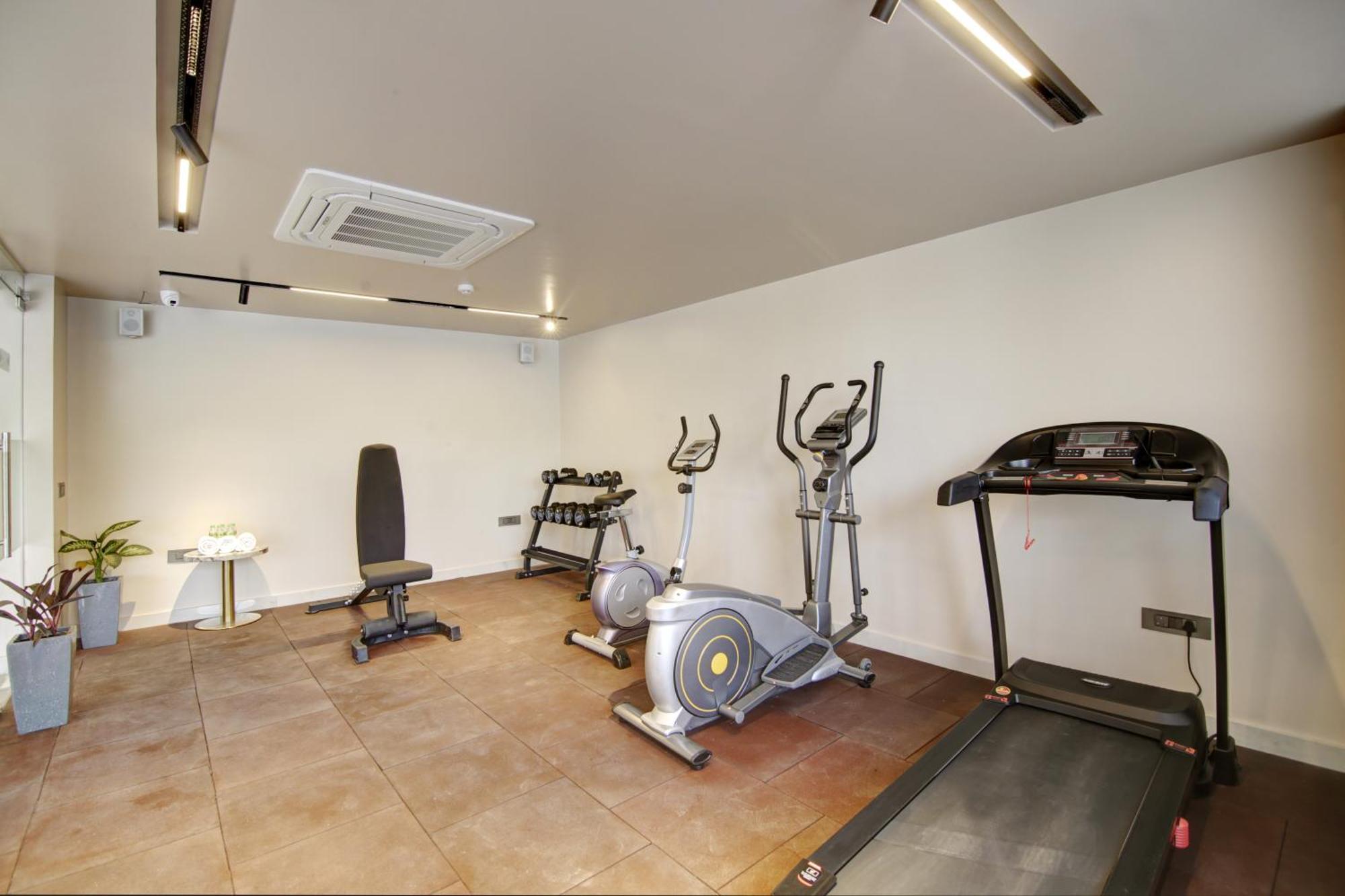 Hotel Saltstayz Premier - Near Golf Course Road & Sector 57 4*