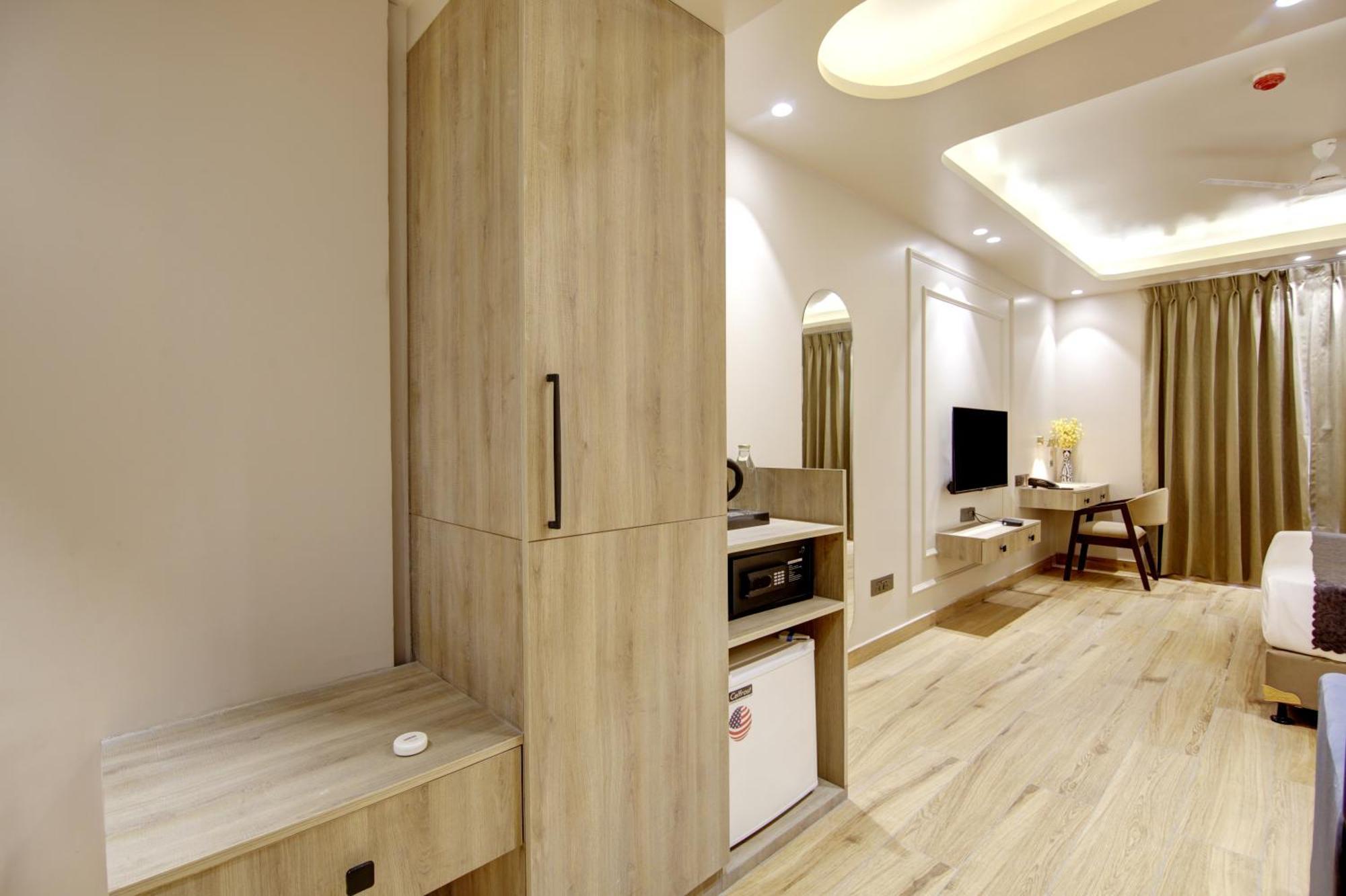 Saltstayz Premier - Near Golf Course Road & Sector 57