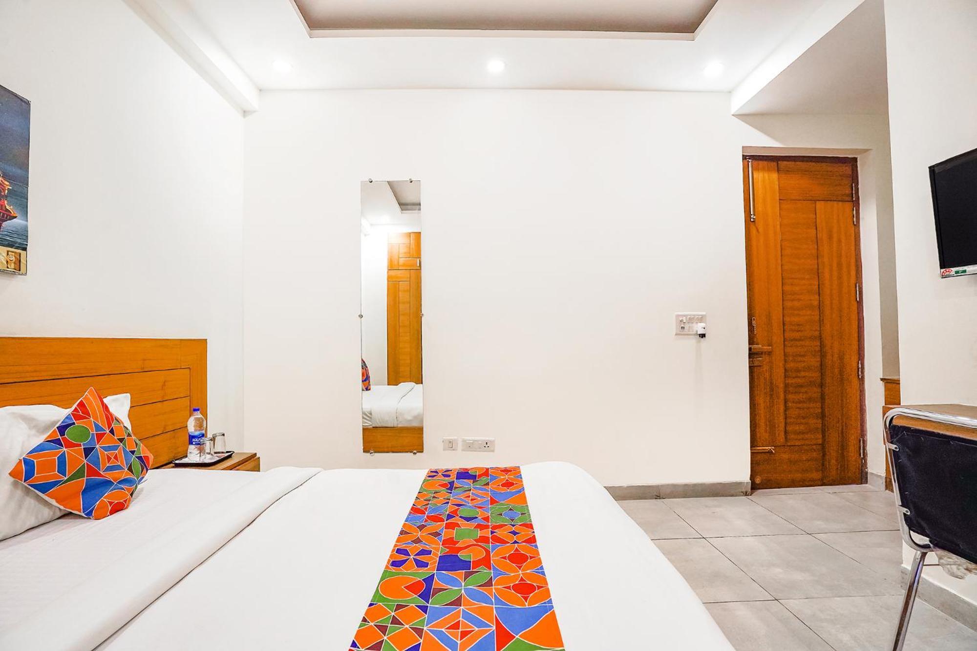 Hotel Fabhotel Emoji Gurgaon