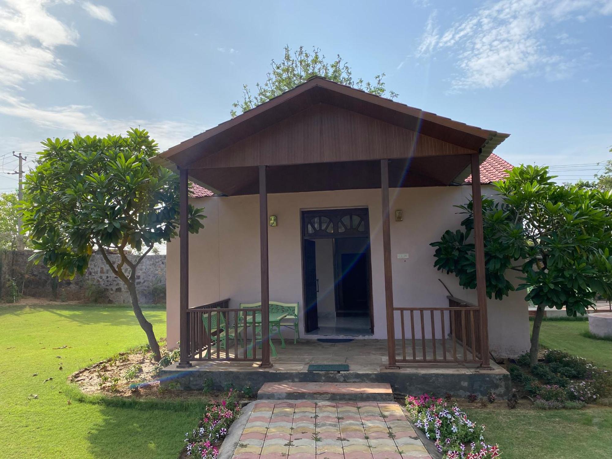 Orchard At Sarai - Private Cottage, Large Lawn, & Pet Friendly Holiday home Gurgaon