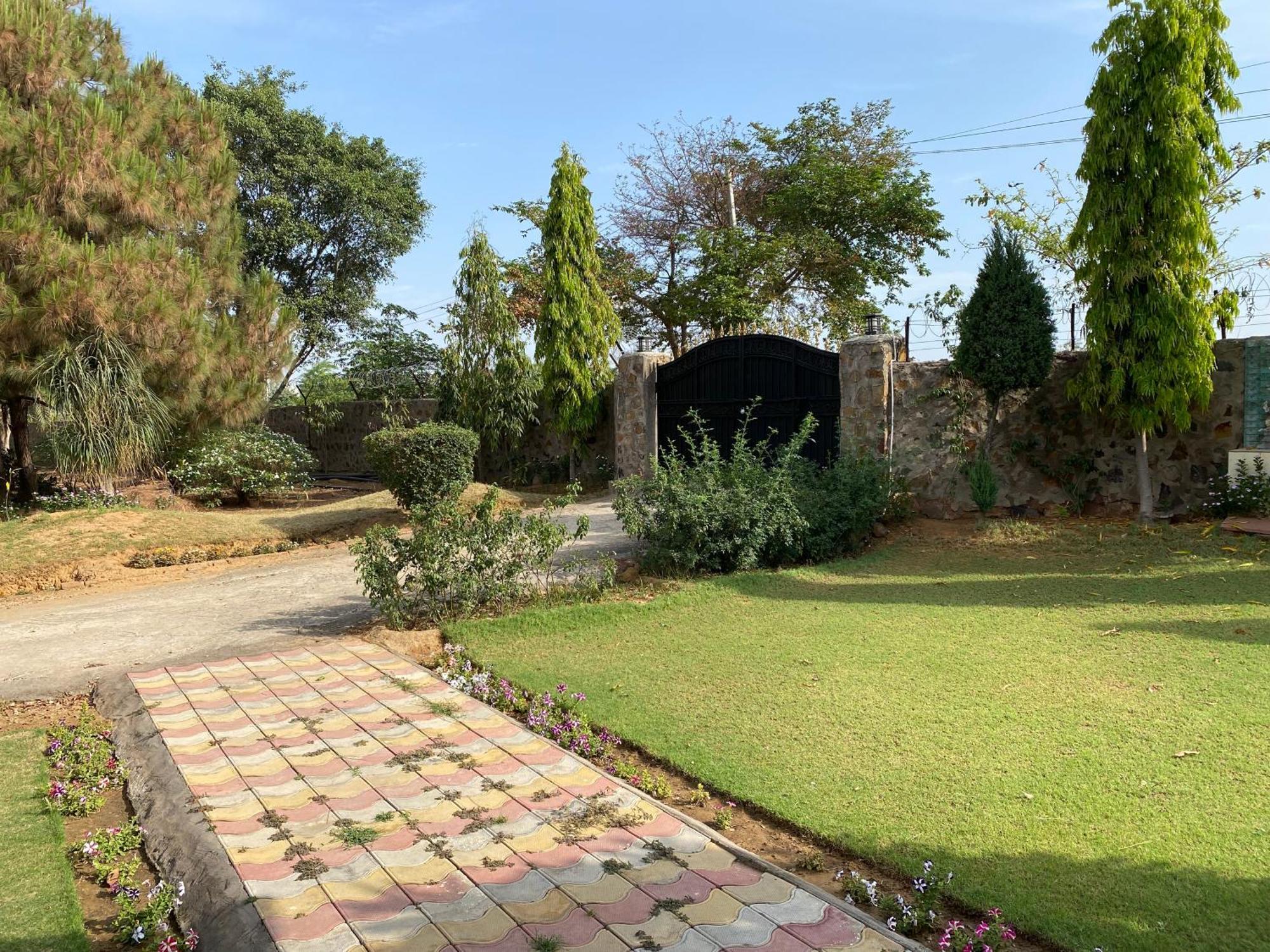 Orchard At Sarai - Private Cottage, Large Lawn, & Pet Friendly Holiday home Gurgaon