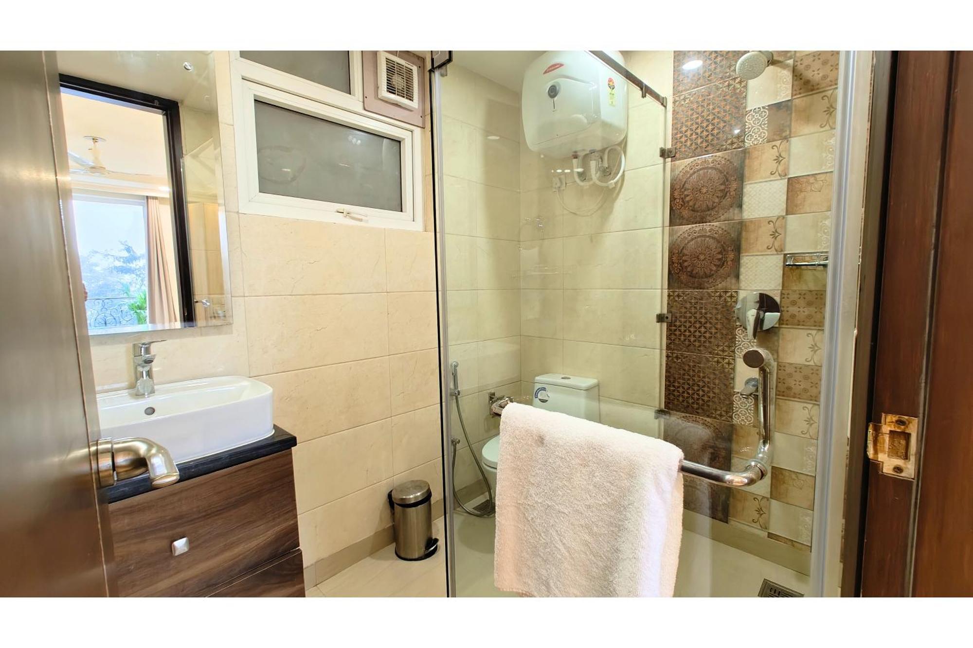 Hotel Ava And Corporate Golf Course Road, 3*