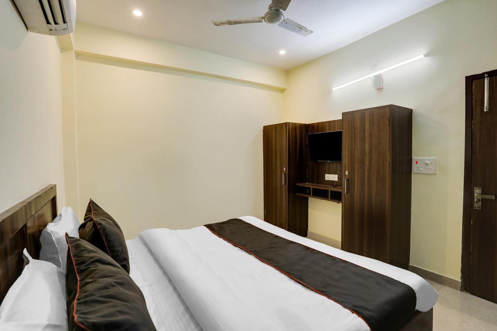 Collection O Mid Town Gurgaon
