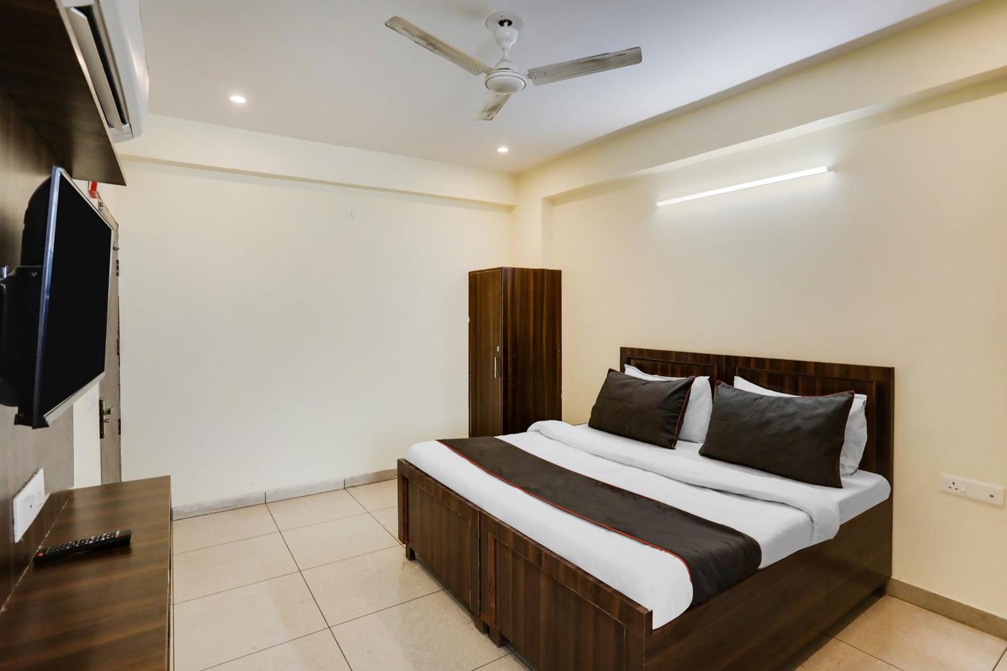 Collection O Mid Town Gurgaon