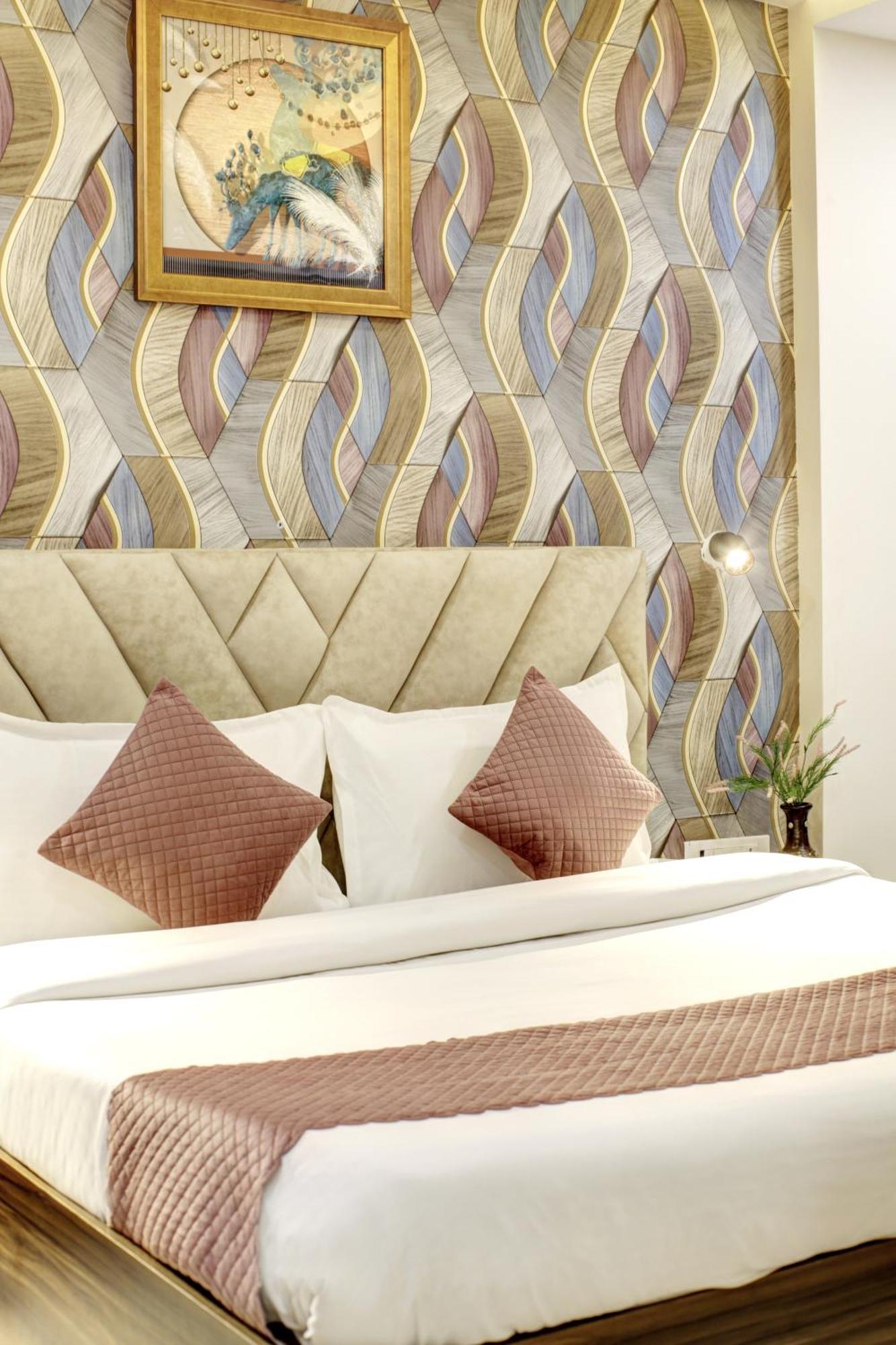 Limewood 1bhk Near Huda Metro And Fortis Hospital Apartment