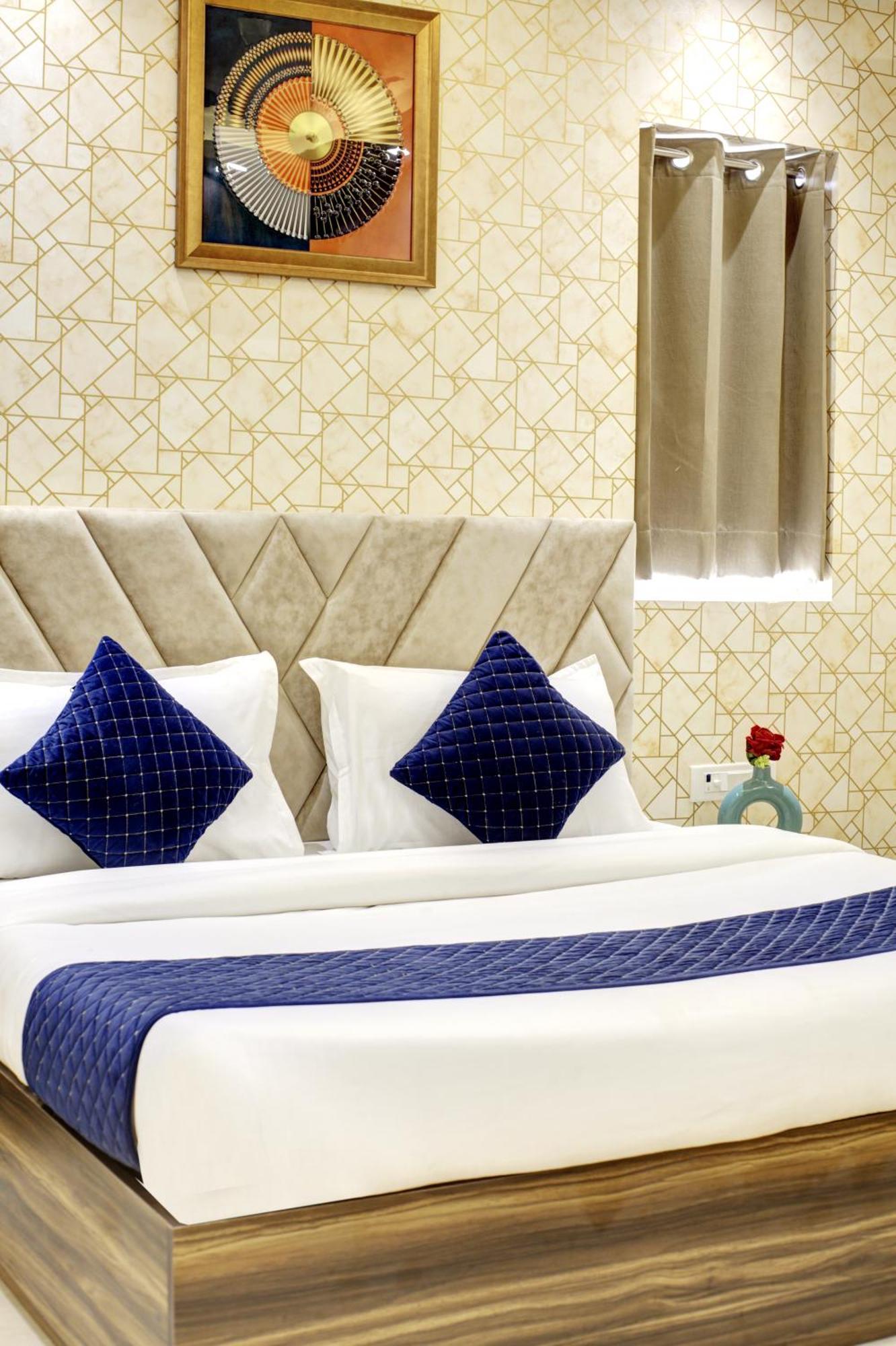 Limewood 1bhk Near Huda Metro And Fortis Hospital Apartment *