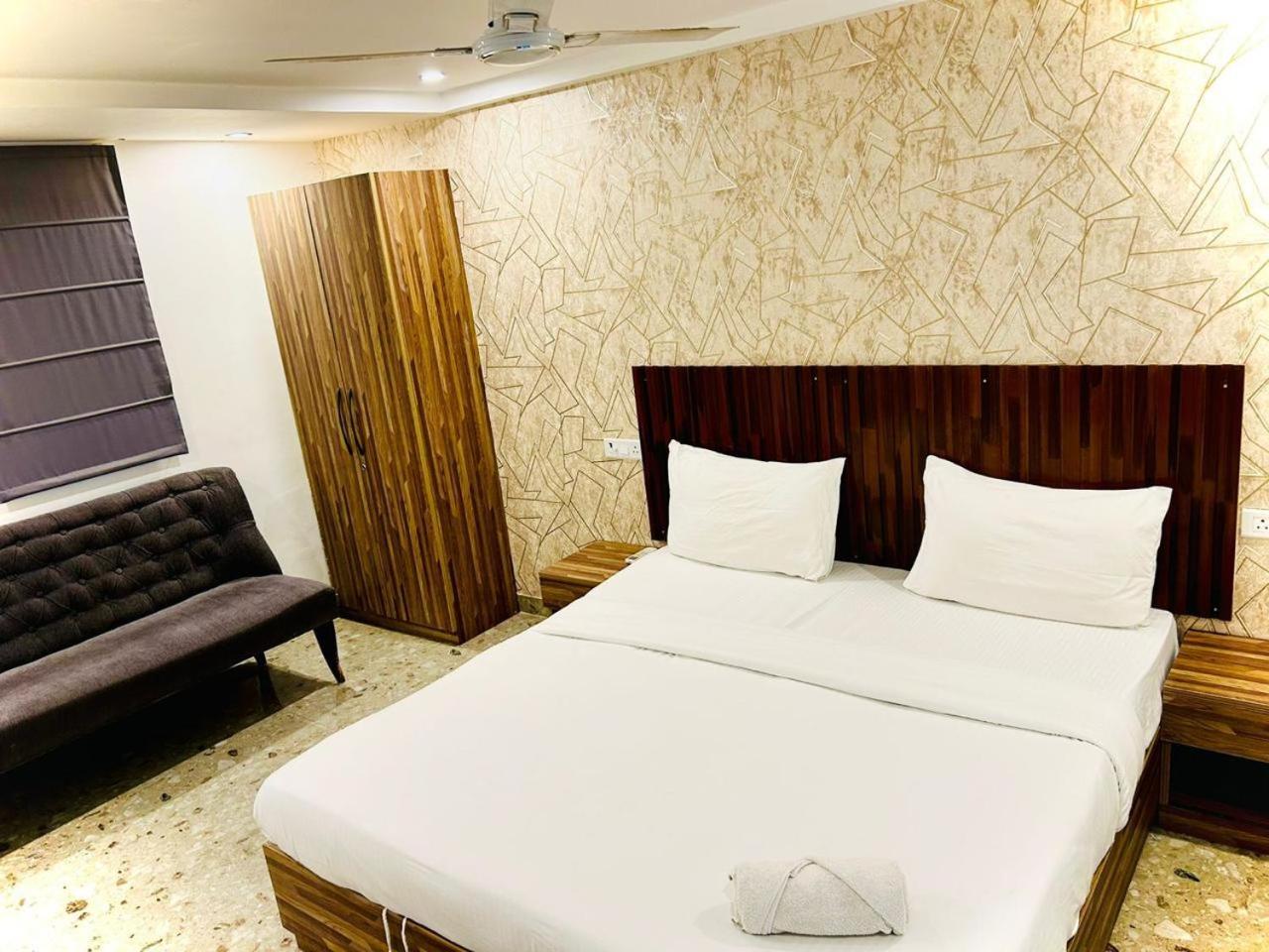 Elite 53 - Golf Course Road Hotel 3*