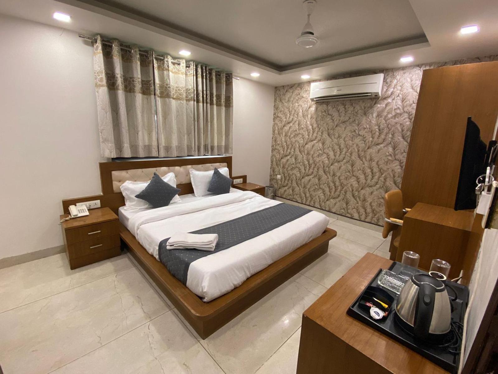 Leaf 9 Boutique, Near Golf Course Road And Galleria Market 3*