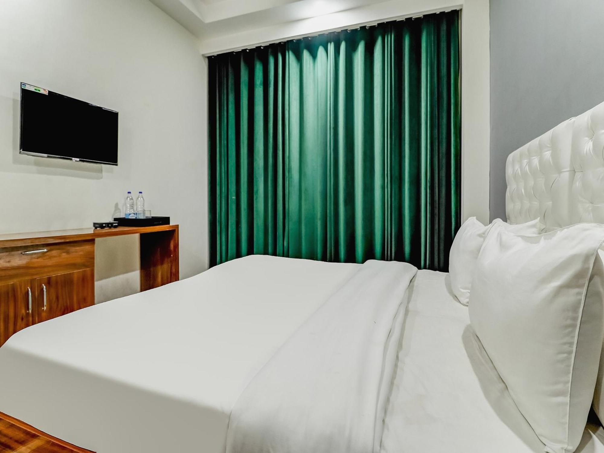 Townhouse Skylight Near Medanta Hospital Hotel Gurgaon