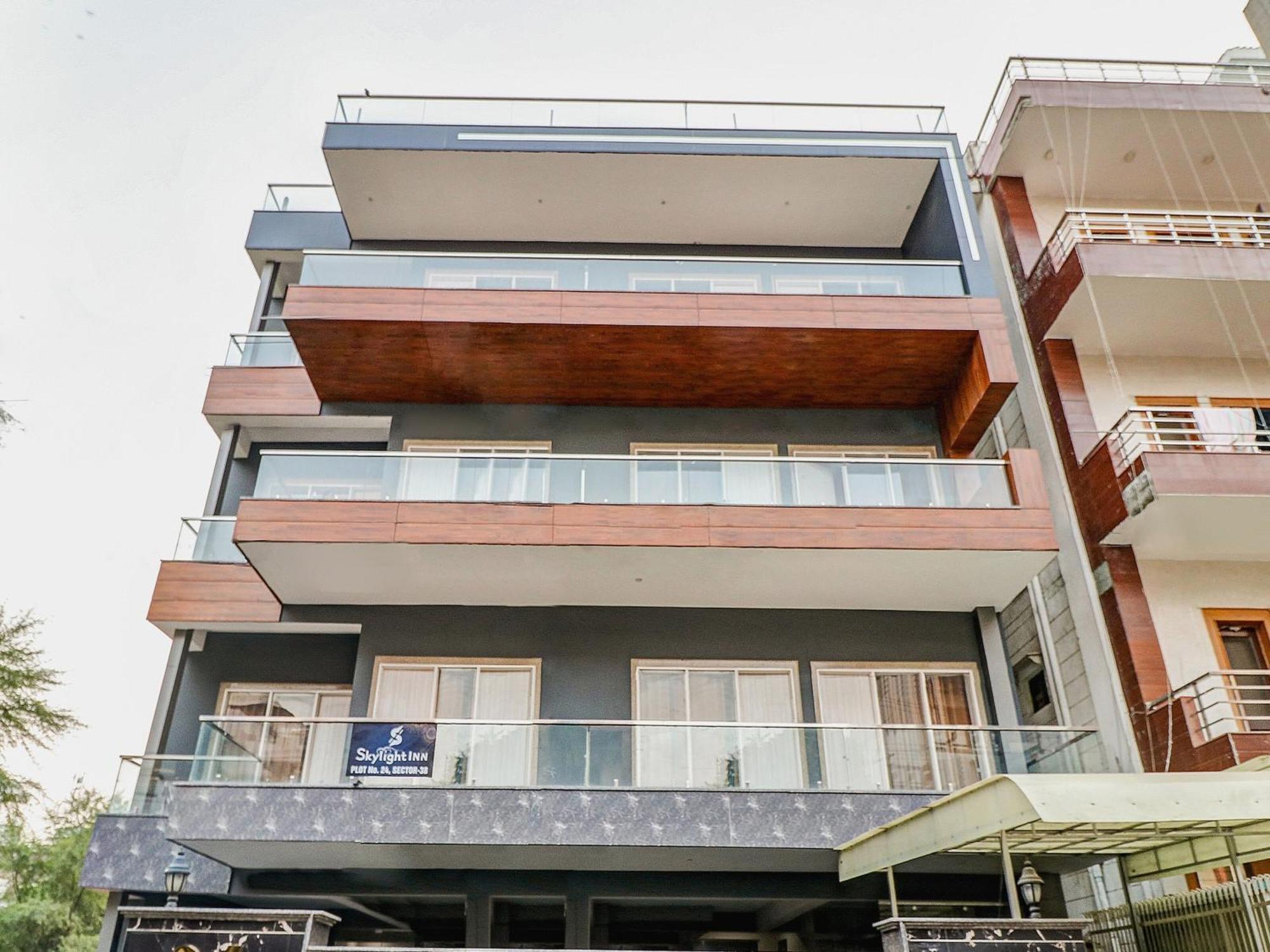 Townhouse Skylight Near Medanta Hospital 3*