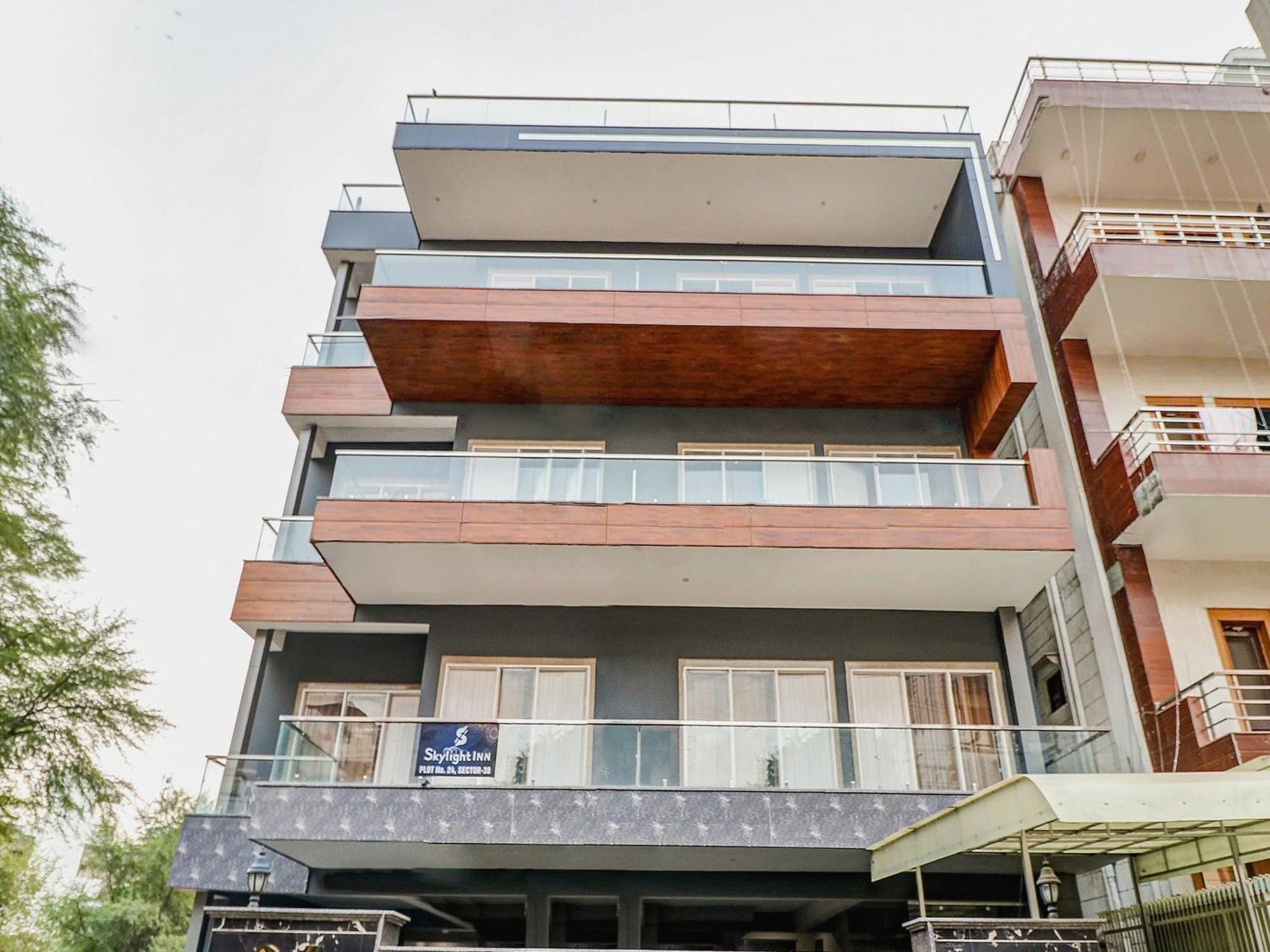 Townhouse Skylight Near Medanta Hospital Hotel 3*