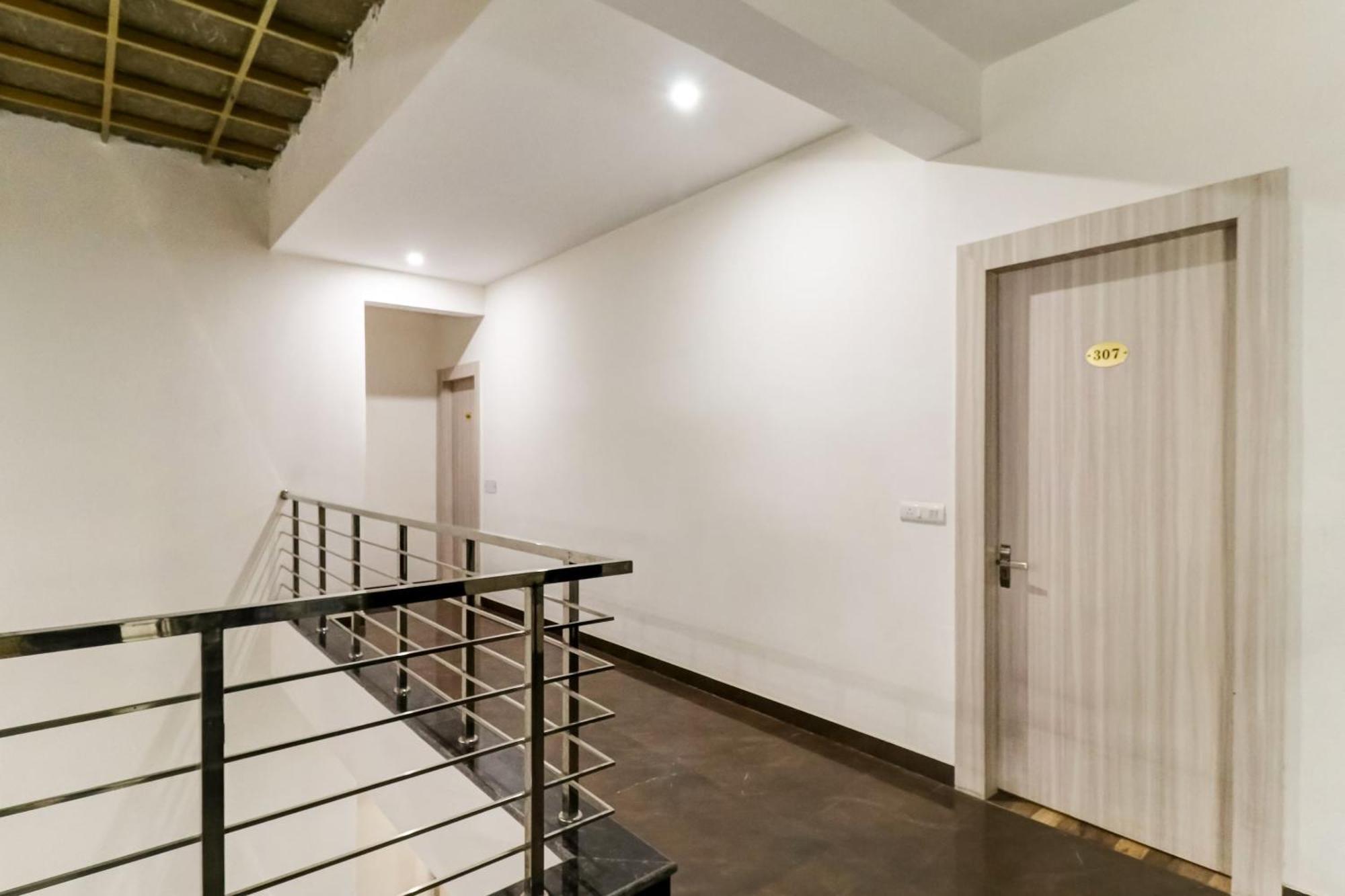 Townhouse Skylight Near Medanta Hospital 3*