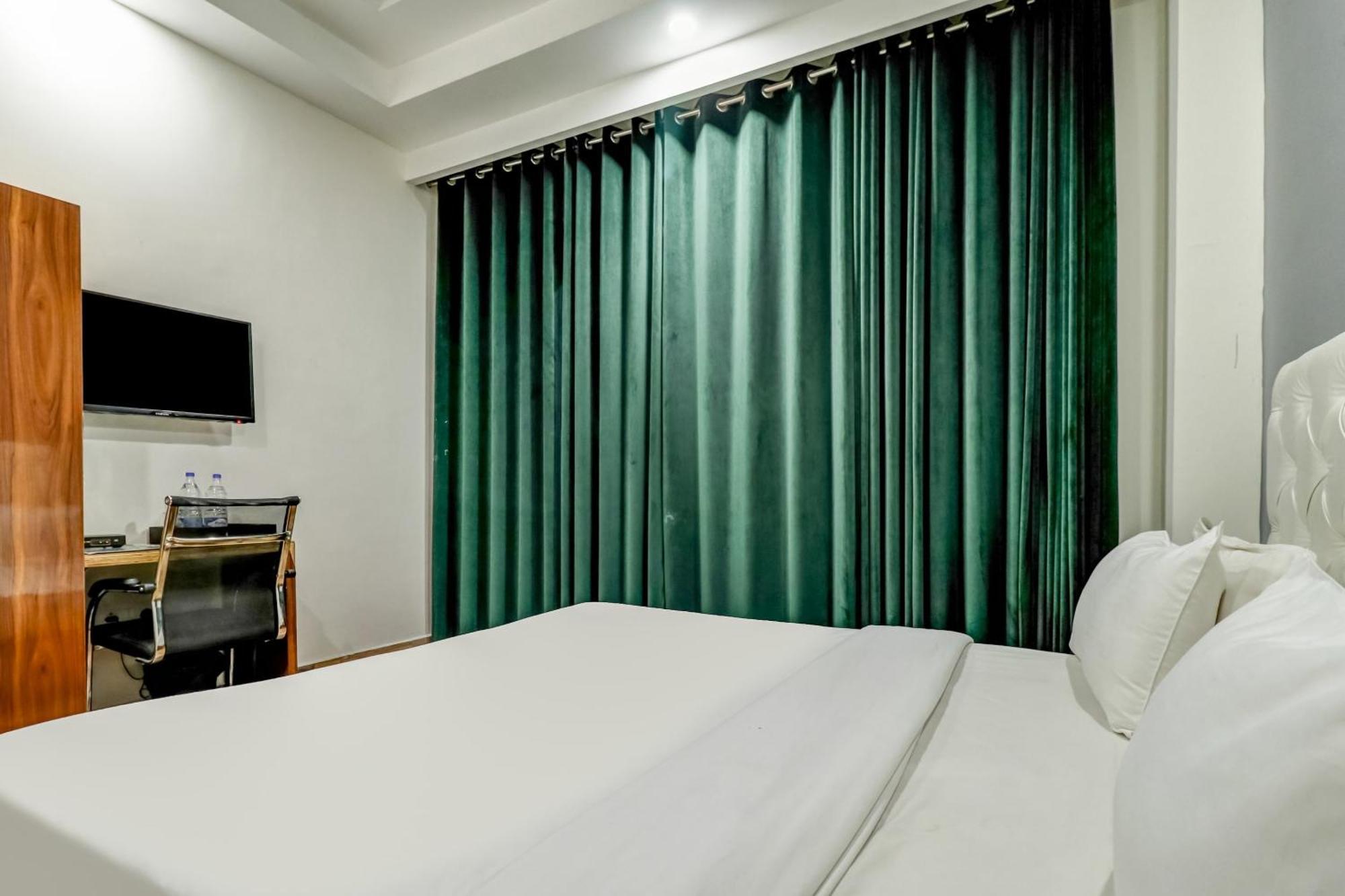Hotel Townhouse Skylight Near Medanta Hospital