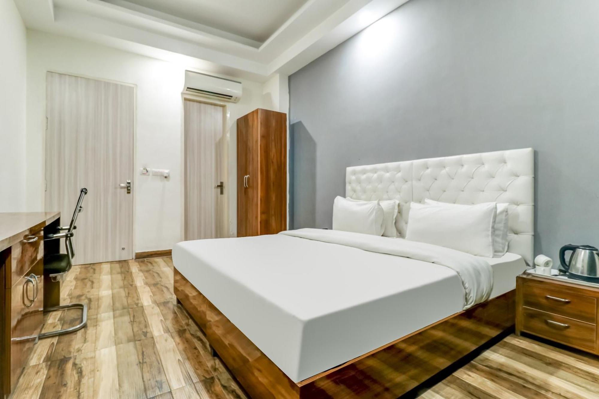 Hotel Townhouse Skylight Near Medanta Hospital 3*