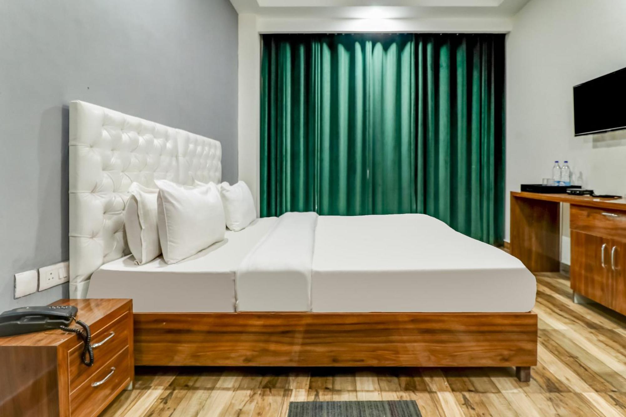 Townhouse Skylight Near Medanta Hospital Hotel 3*