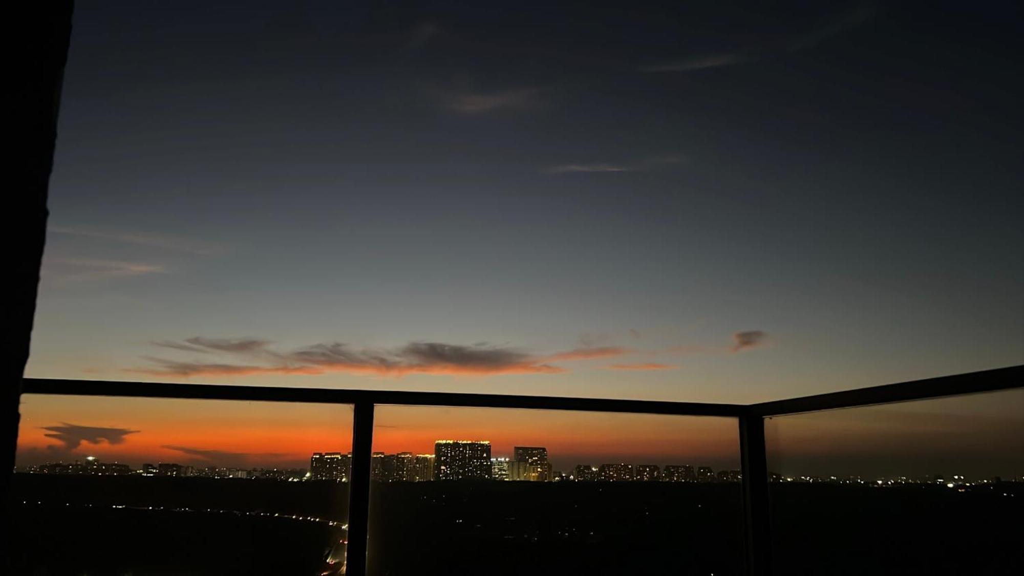 Luxury Master Bedroom With Bathtub On Golf Course Road Gurgaon