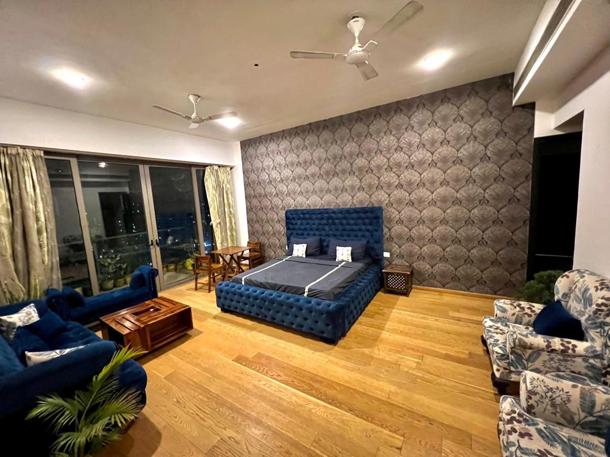 Luxury Master Bedroom With Bathtub On Golf Course Road Aparthotel Gurgaon