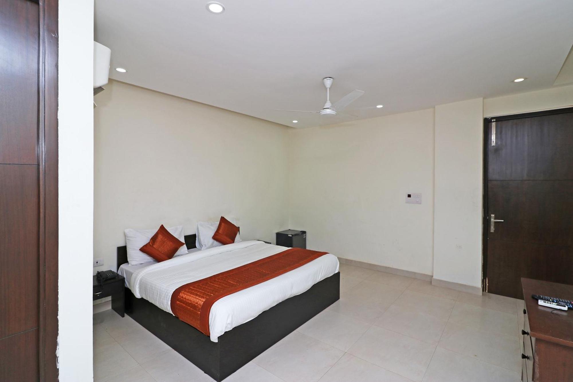 Oyo The Am-bliss Hotel Gurgaon