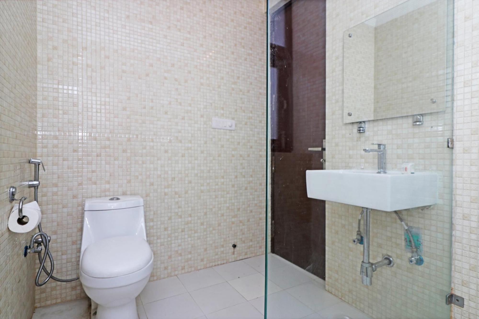 Oyo The Am-bliss Hotel Gurgaon