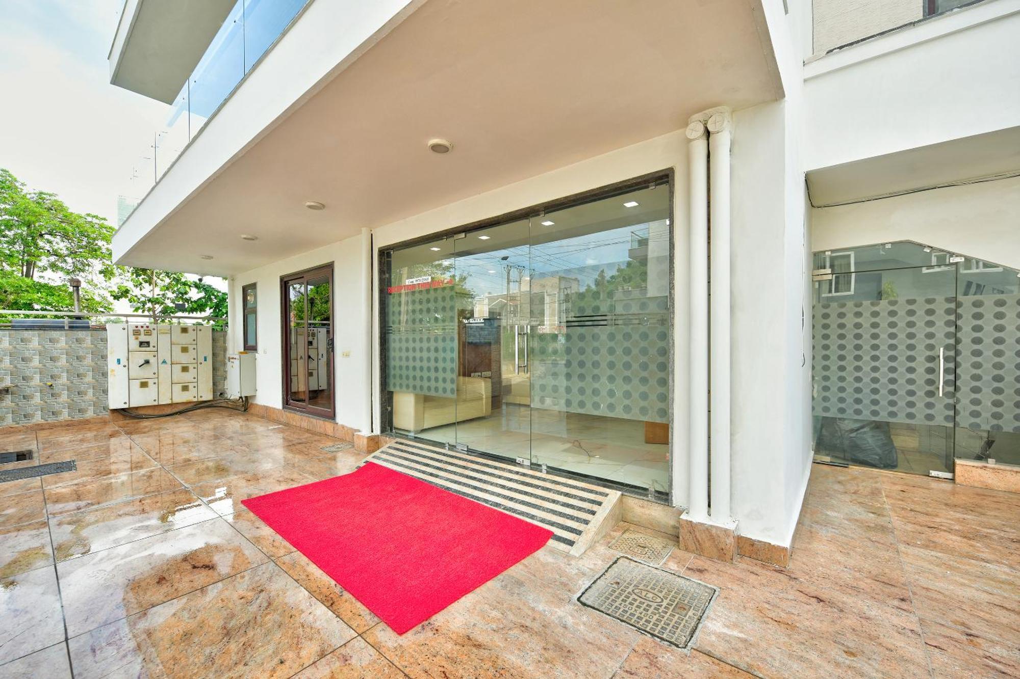 Leaf 9 Boutique, Near Golf Course Road And Galleria Market Hotel