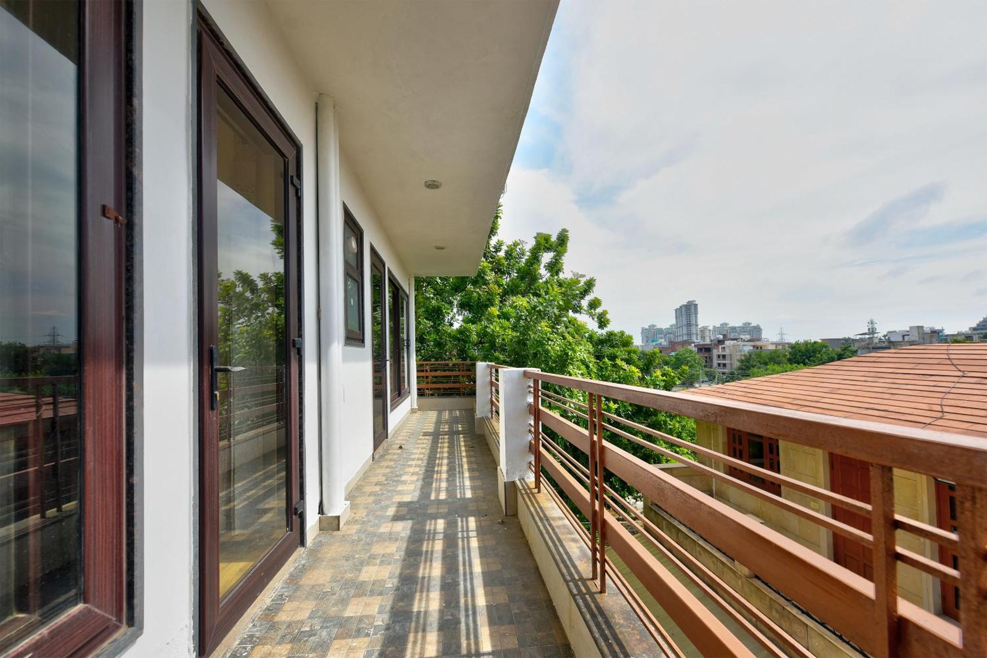 Leaf 9 Boutique, Near Golf Course Road And Galleria Market Hotel