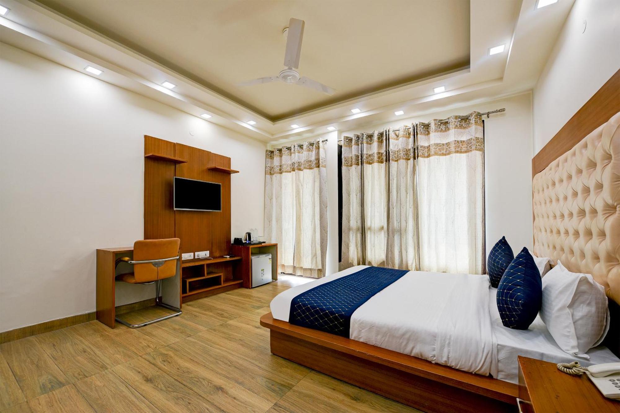 Leaf 9 Boutique, Near Golf Course Road And Galleria Market Hotel