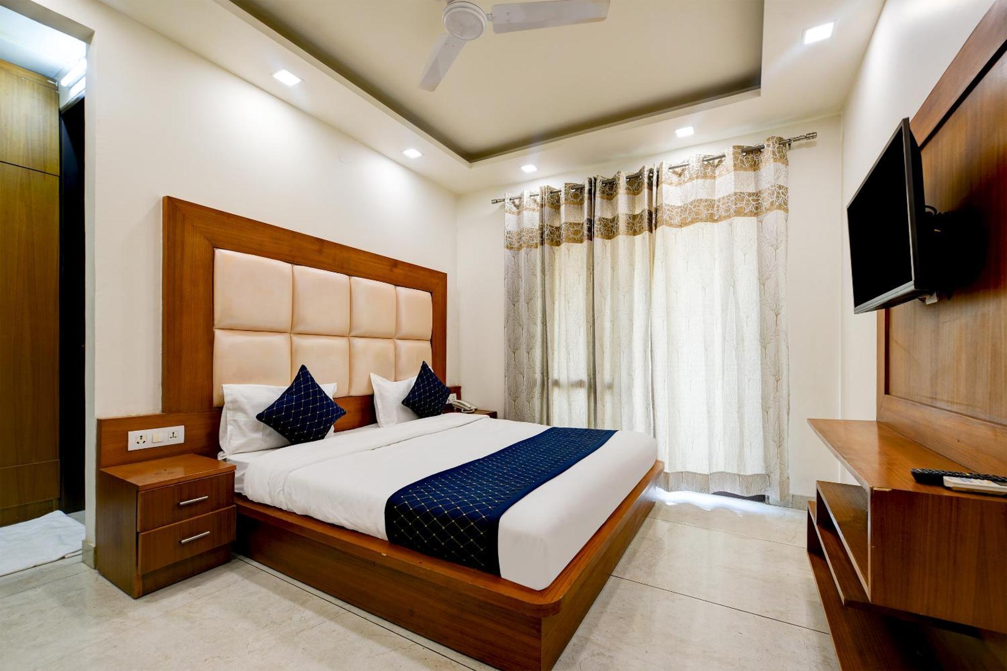 Leaf 9 Boutique, Near Golf Course Road And Galleria Market Hotel