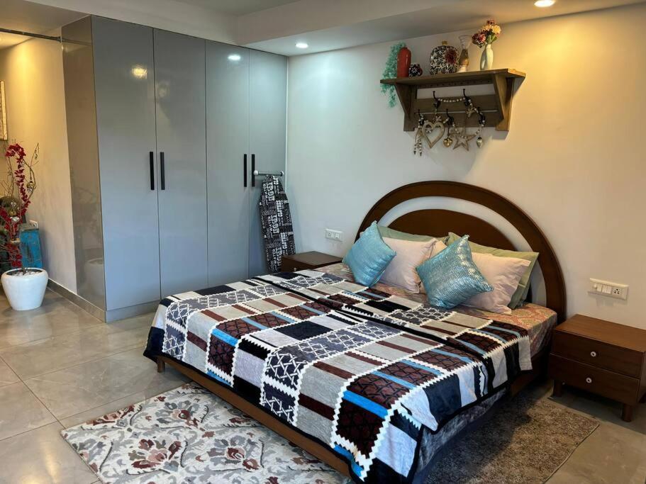 Erik - Apt, Free Parking & Wi-fi Apartment Gurgaon