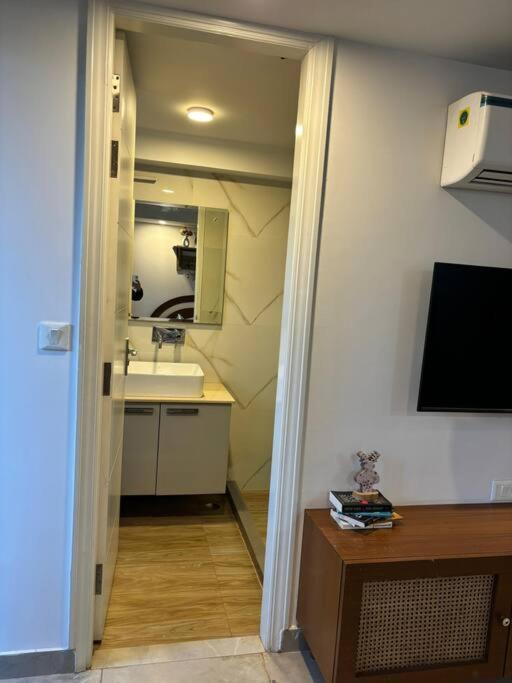 Erik - Apt, Free Parking & Wi-fi Apartment Gurgaon