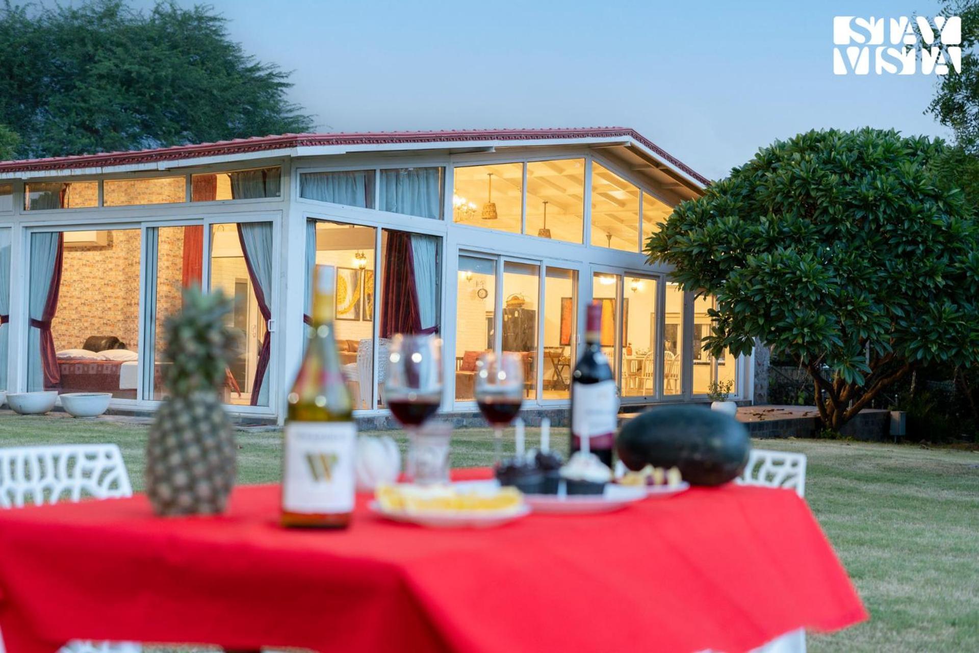 Stayvista's Glasshouse: Orchard With Pool And Relaxation * Gurgaon
