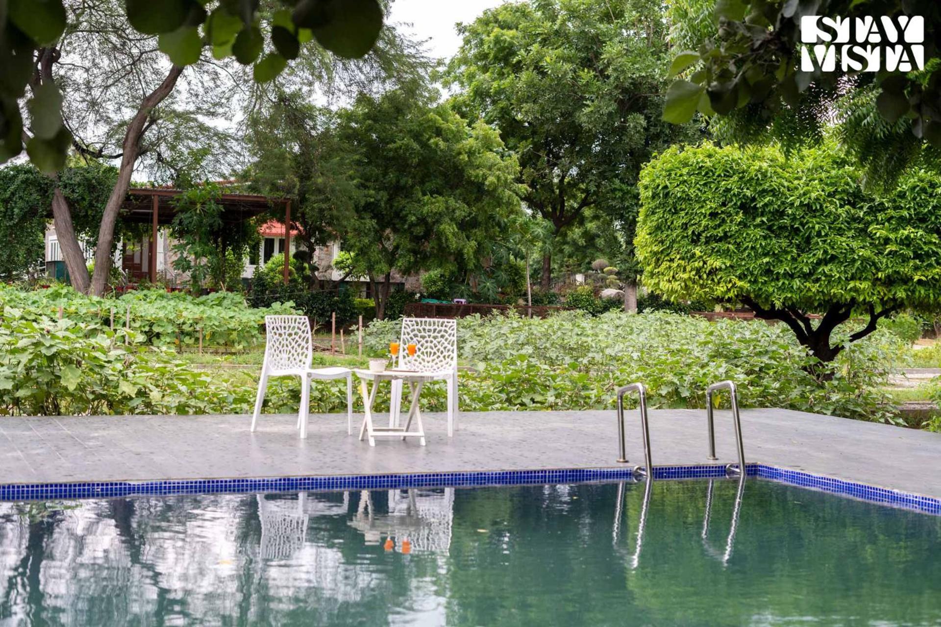 Villa Stayvista's Glasshouse: Orchard With Pool And Relaxation
