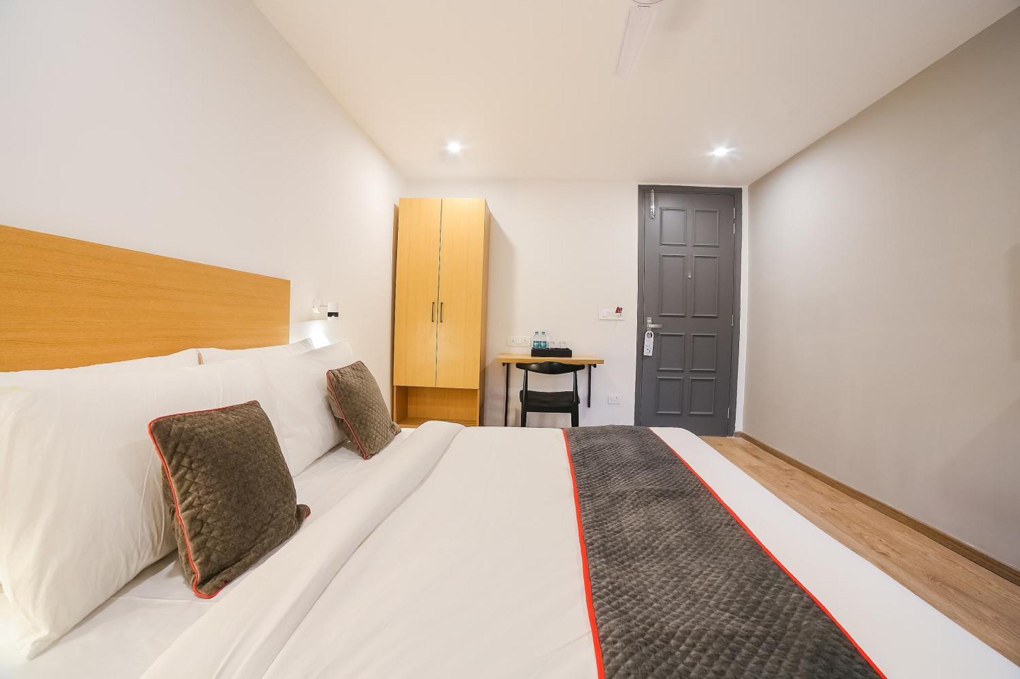 Super Townhouse Near Appu Ghar Hotel