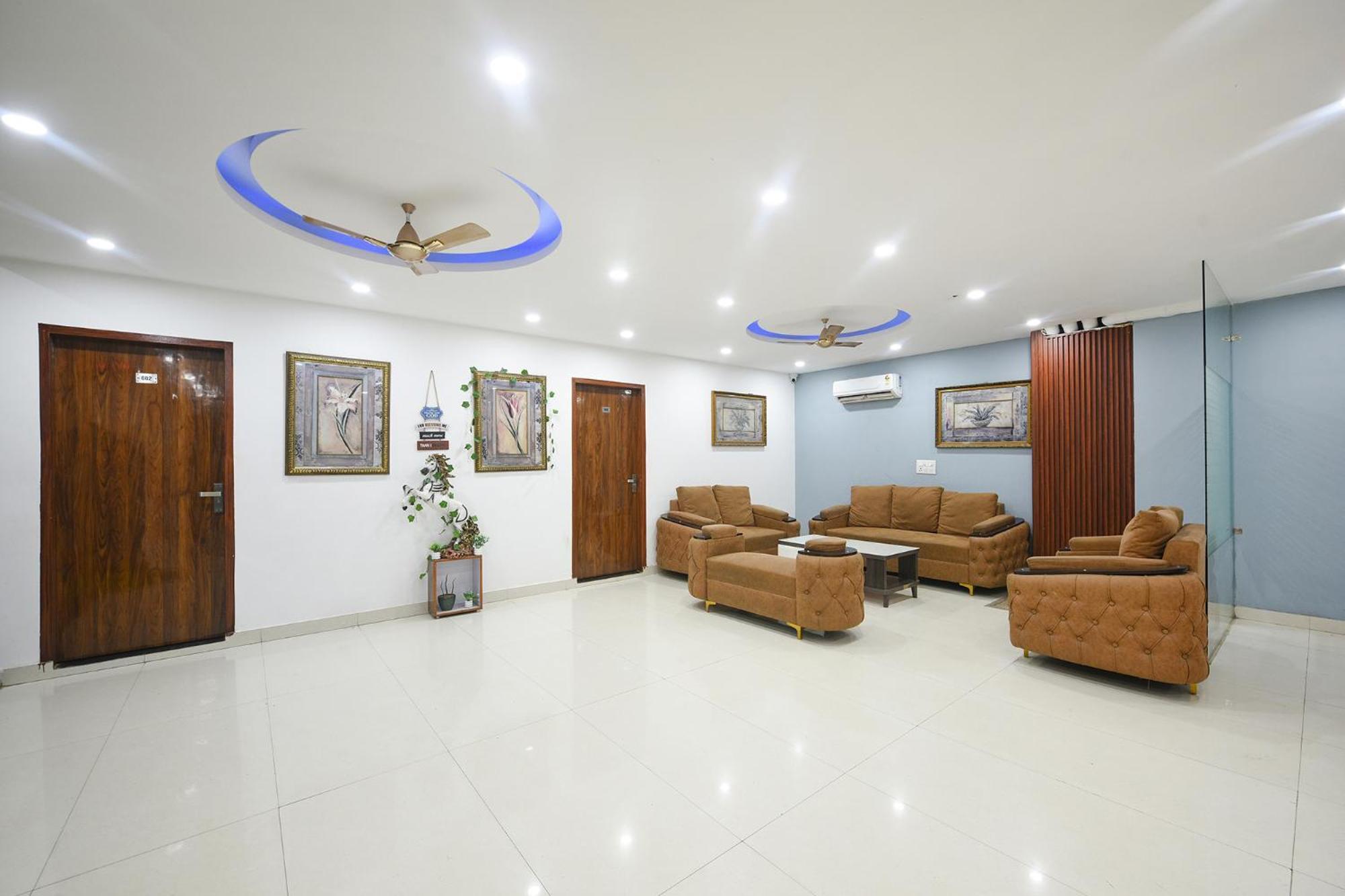 Fabhotel Wonderland *