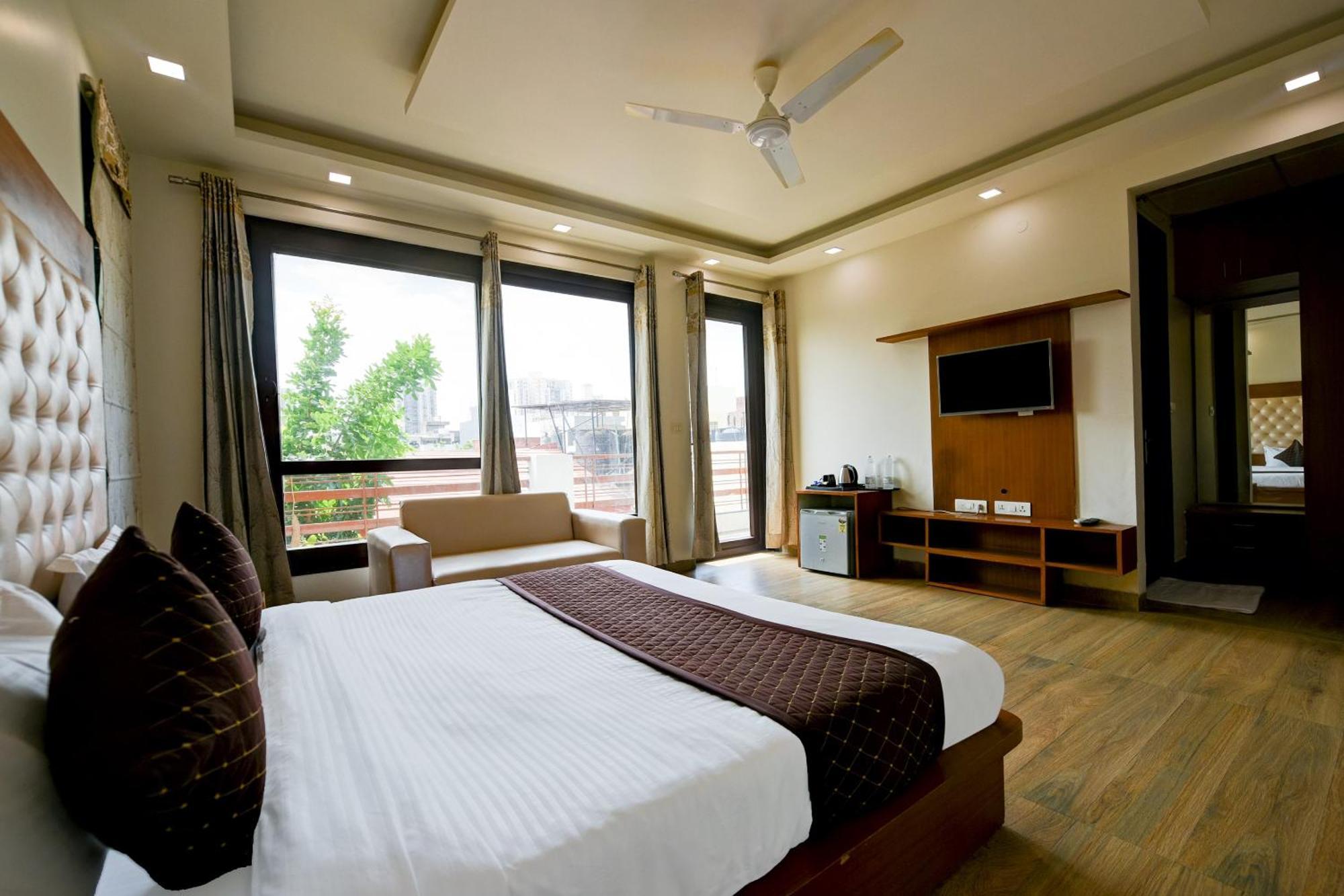 Leaf 9 Boutique, Near Golf Course Road And Galleria Market 3*
