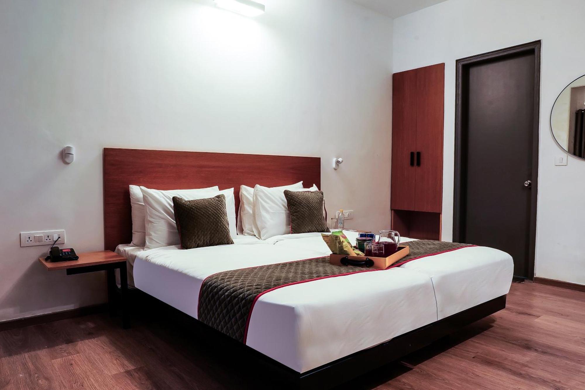 Super Townhouse Galleria Market Near Golf Course Road Hotel