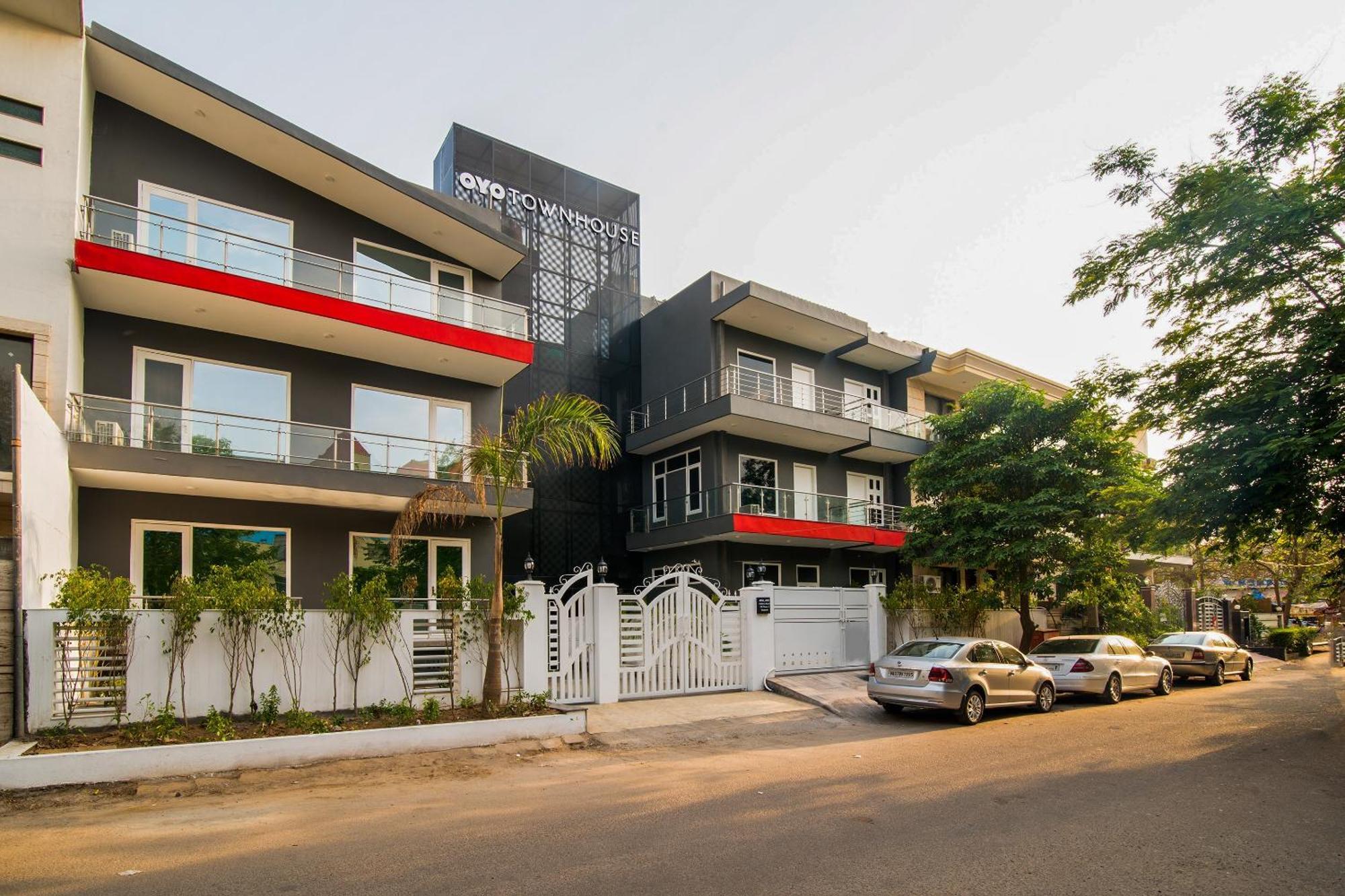 Hotel Super Townhouse Galleria Market Near Golf Course Road *