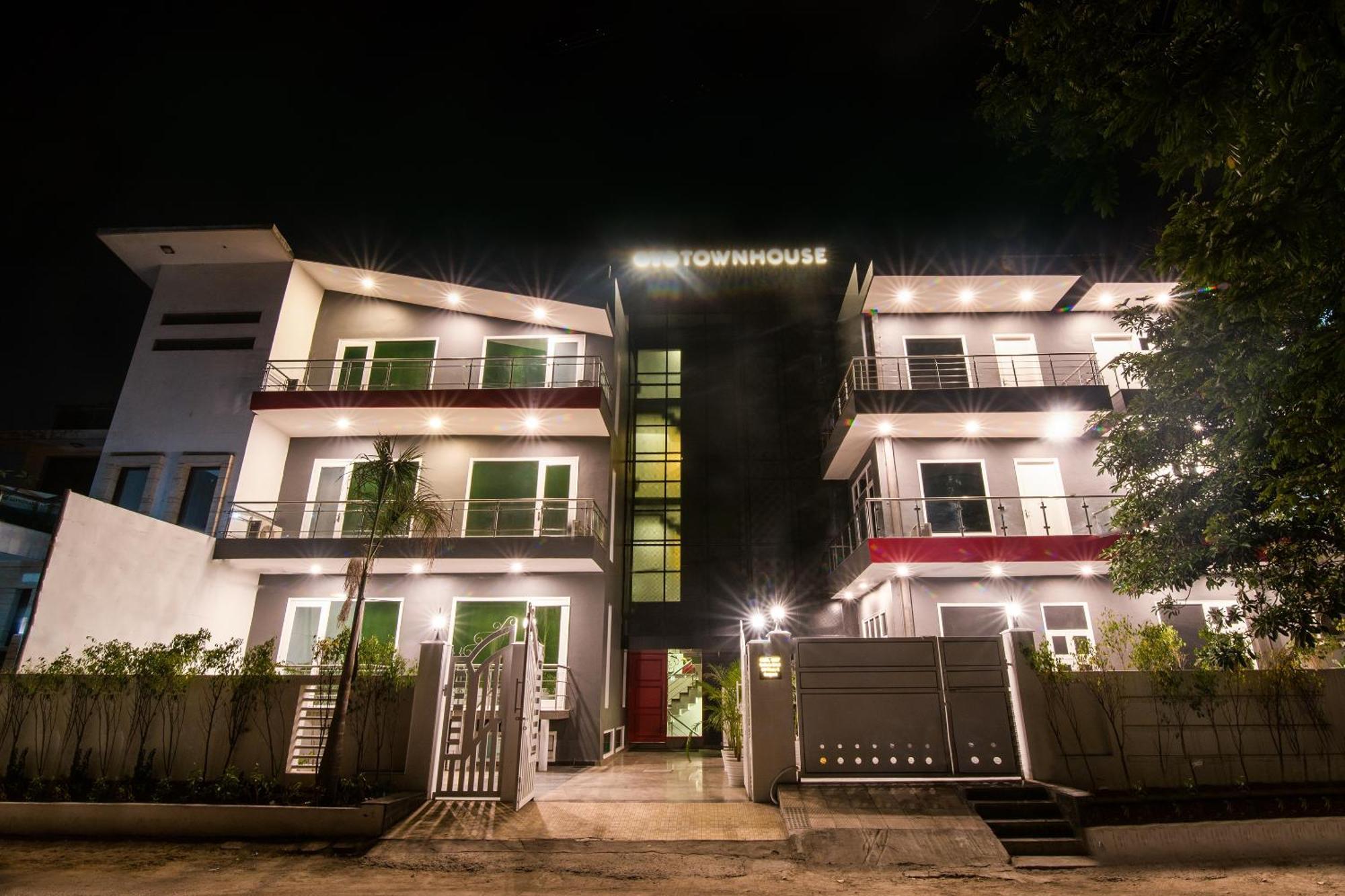 Super Townhouse Galleria Market Near Golf Course Road Hotel Gurgaon