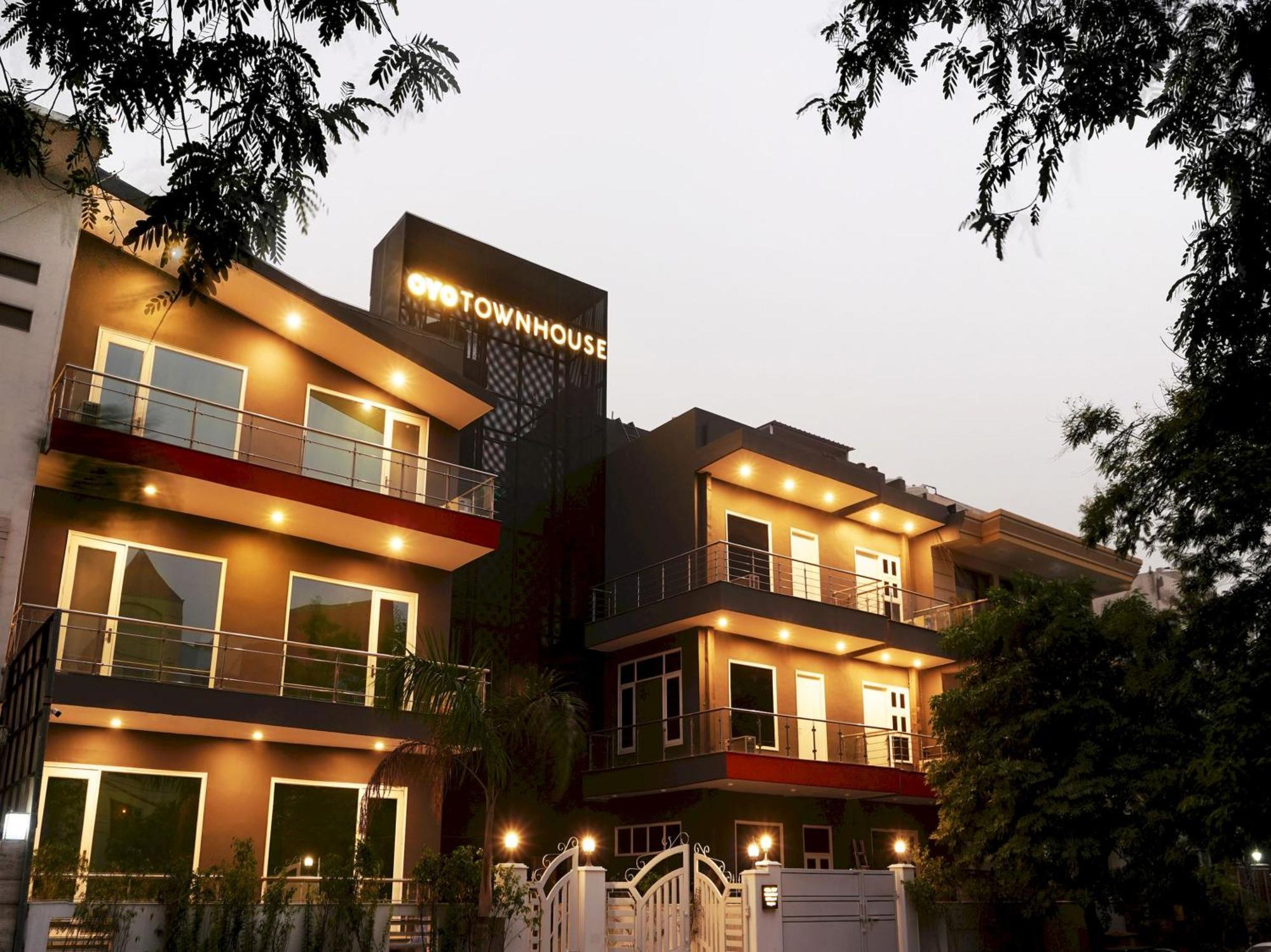 Super Townhouse Galleria Market Near Golf Course Road Hotel *