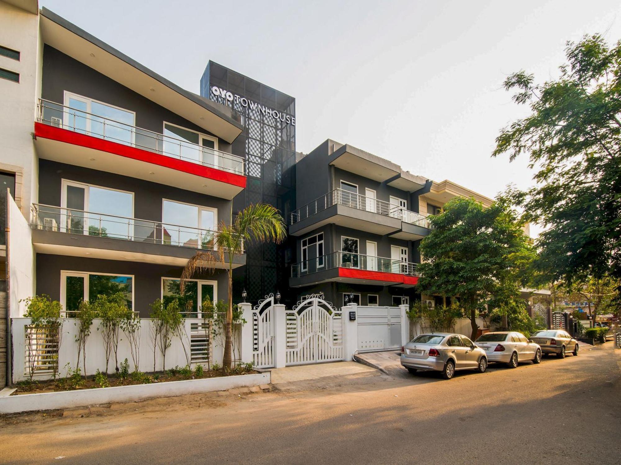 Super Townhouse Galleria Market Near Golf Course Road *