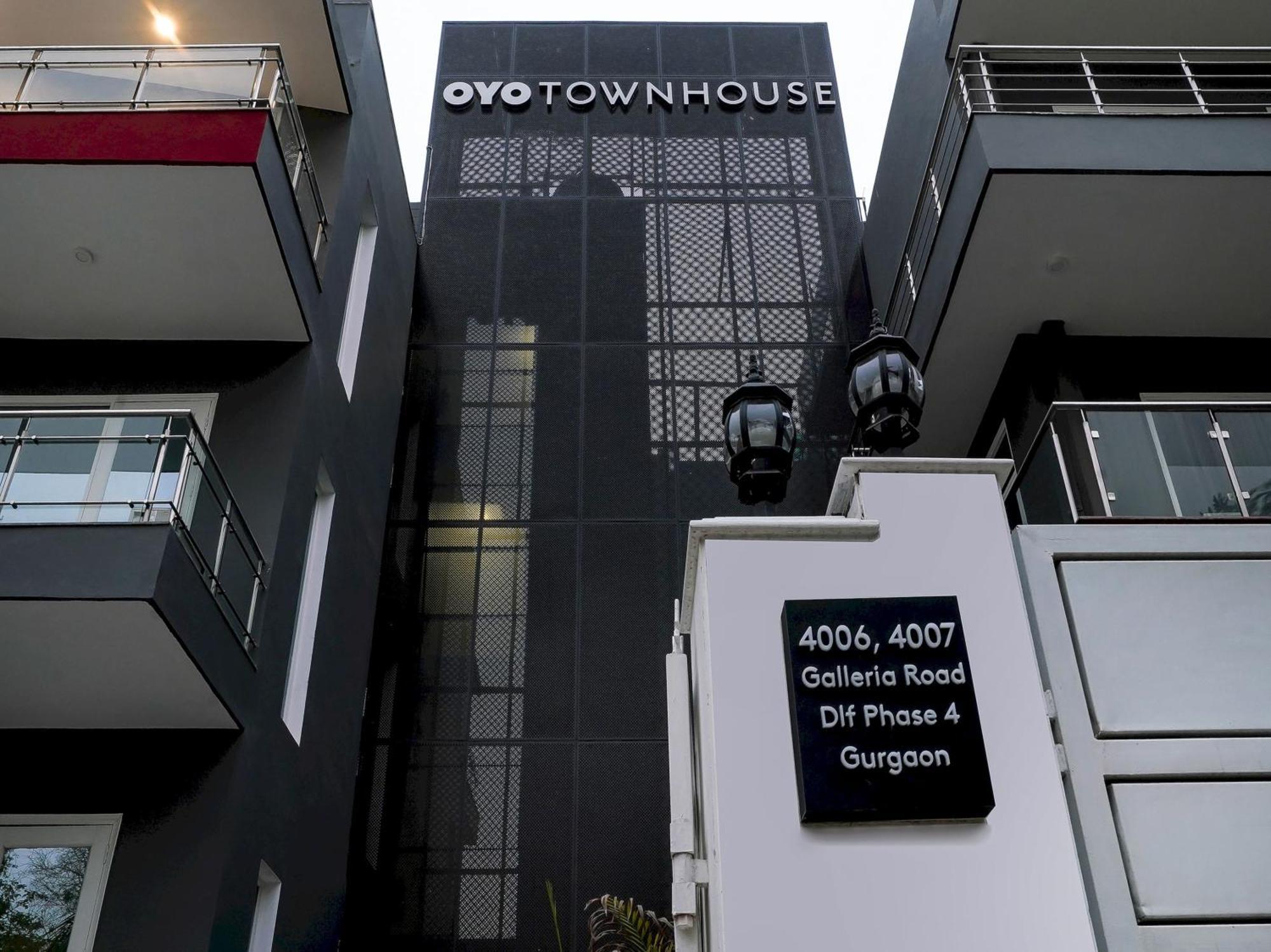 Super Townhouse Galleria Market Near Golf Course Road Hotel *