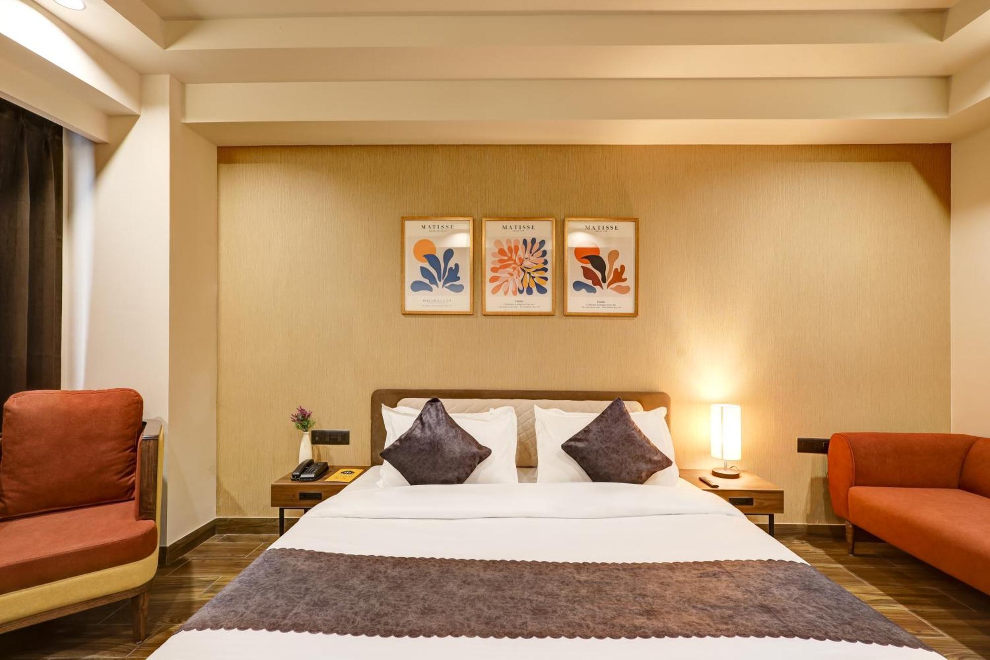 Saltstayz Premier - Golf Course Road & Sector 42 4*