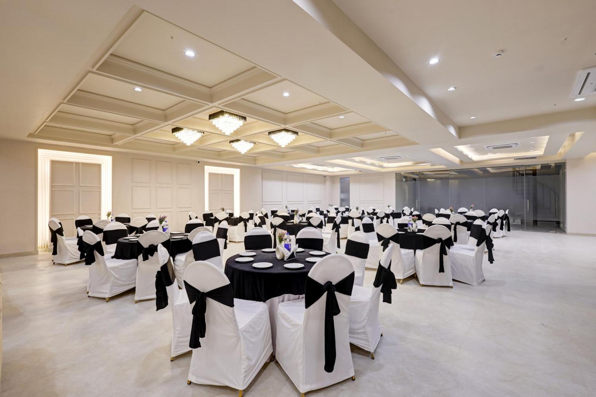 Hotel Saltstayz Premier - Golf Course Road & Sector 42 Gurgaon