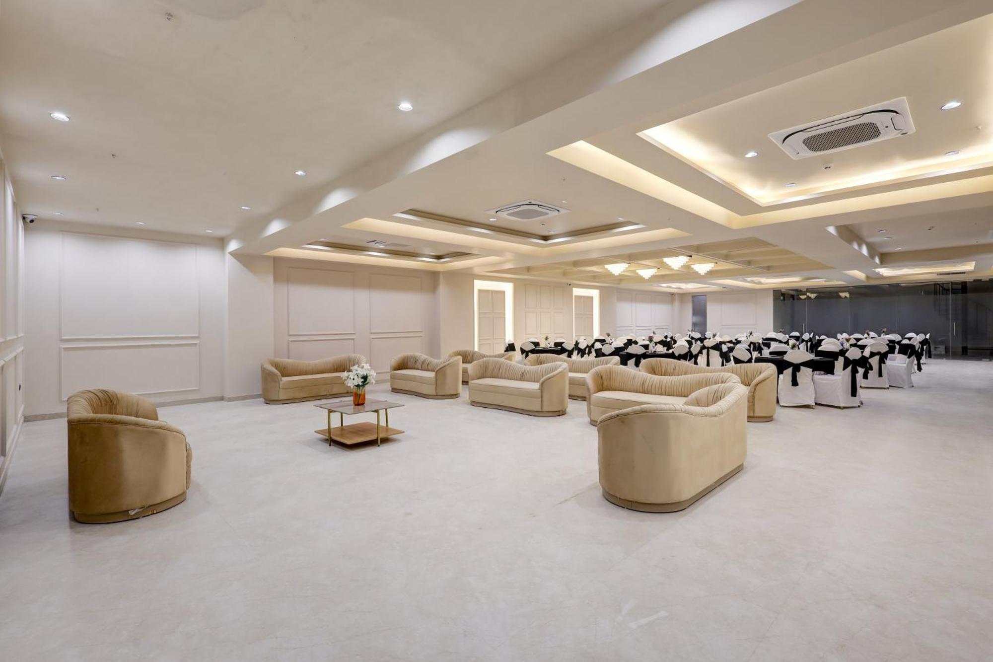 Hotel Saltstayz Premier - Golf Course Road & Sector 42 4*
