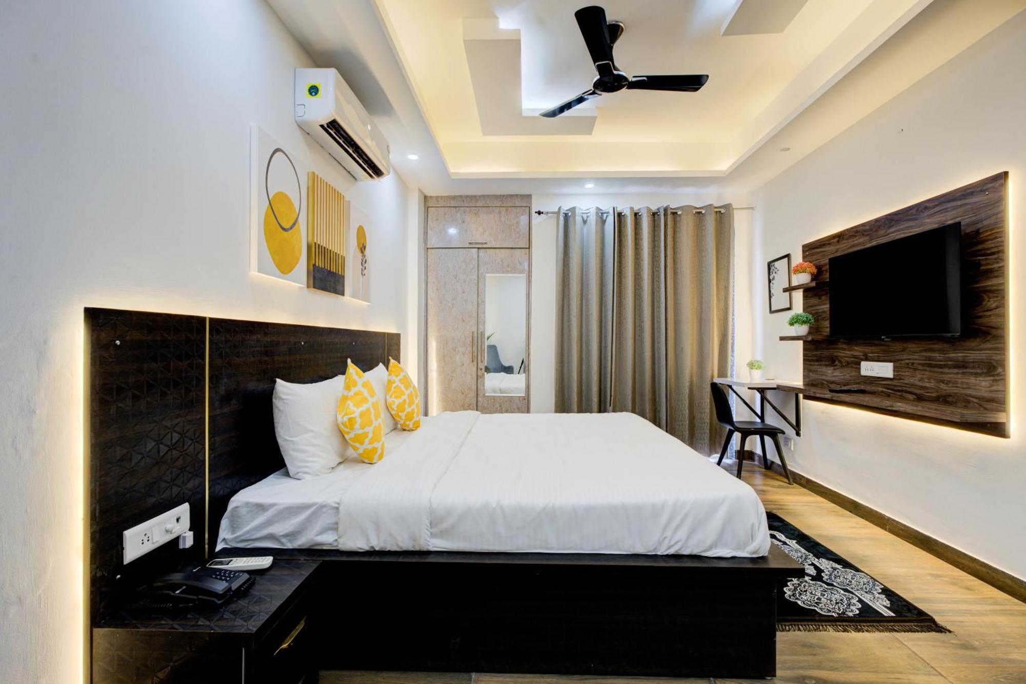 The Empire Studioz Hotel Golf Course Road Studio With Kitchen & Balcony One Horizon Center Paras Hospital Cyber City 3*