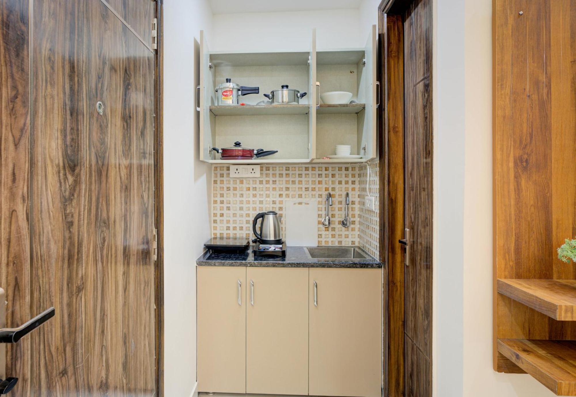The Empire Studioz Hotel Golf Course Road Studio With Kitchen & Balcony One Horizon Center Paras Hospital Cyber City