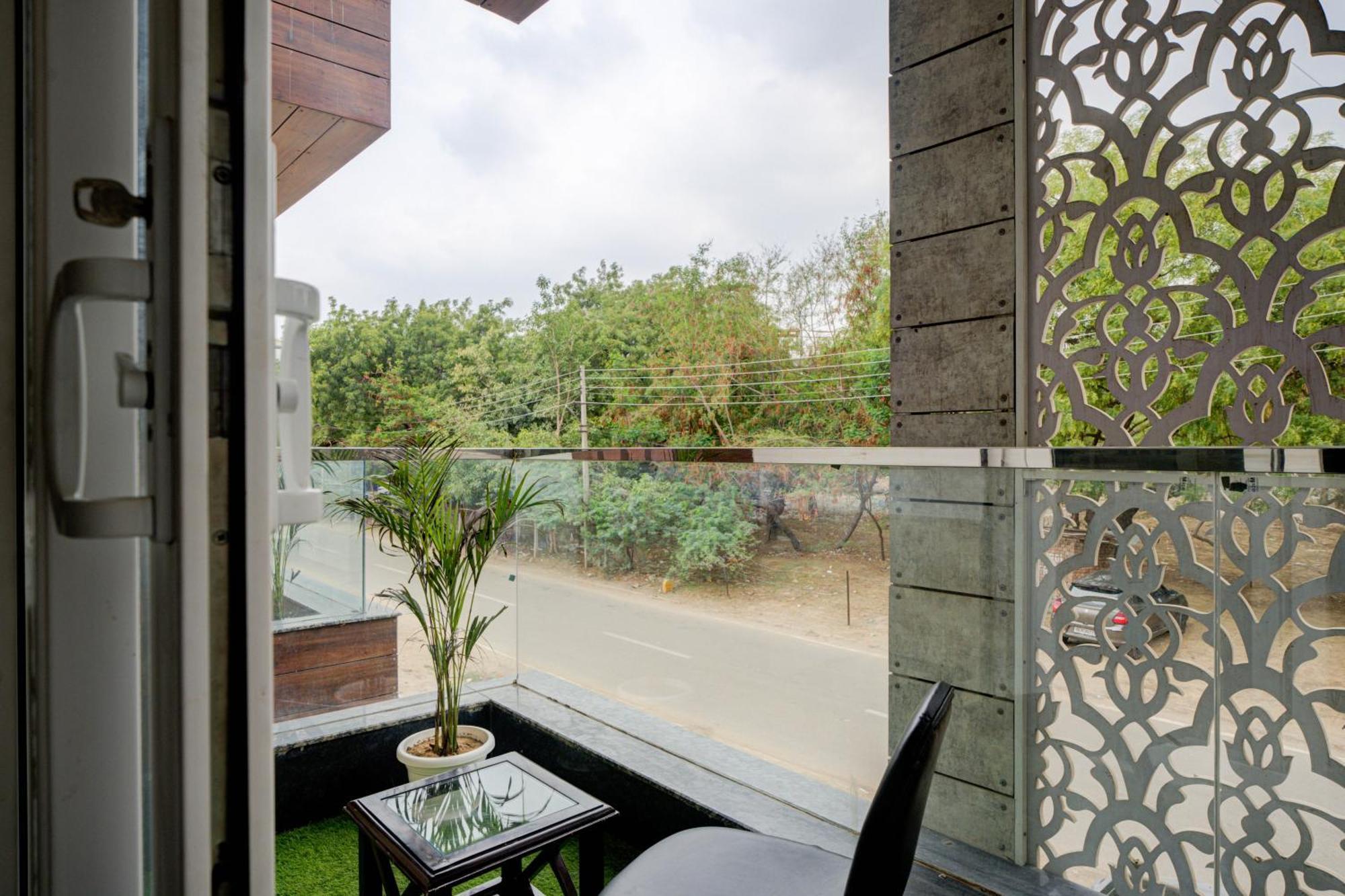 The Empire Studioz Hotel Golf Course Road Studio With Kitchen & Balcony One Horizon Center Paras Hospital Cyber City Hotel